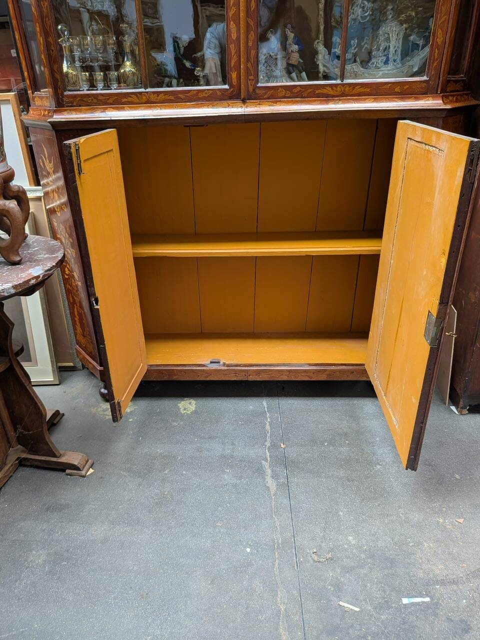 Renaissance display cabinet in Dutch marquetry with floral motifs