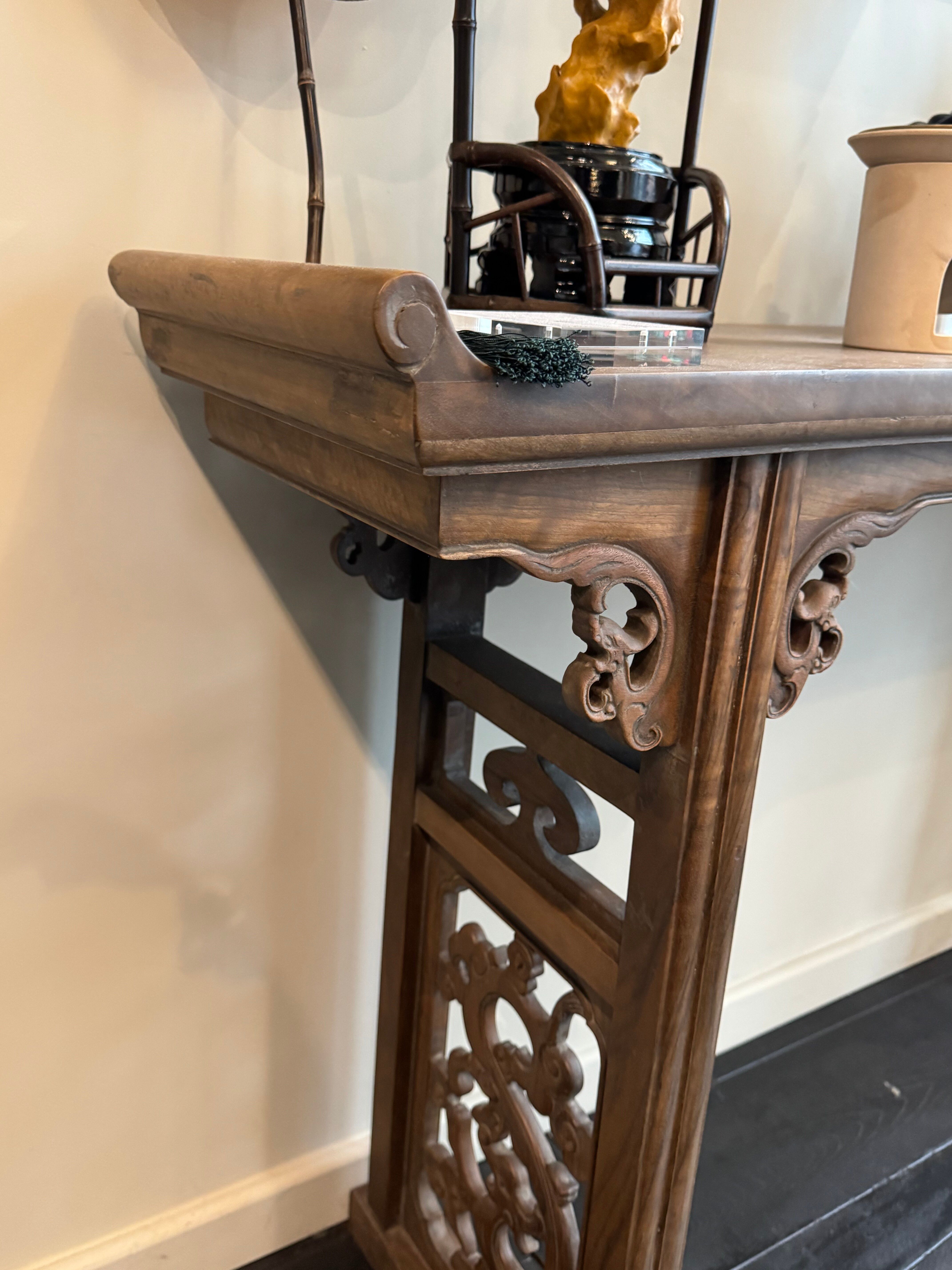 Chinese console in ancient elm, carved openwork legs and top g