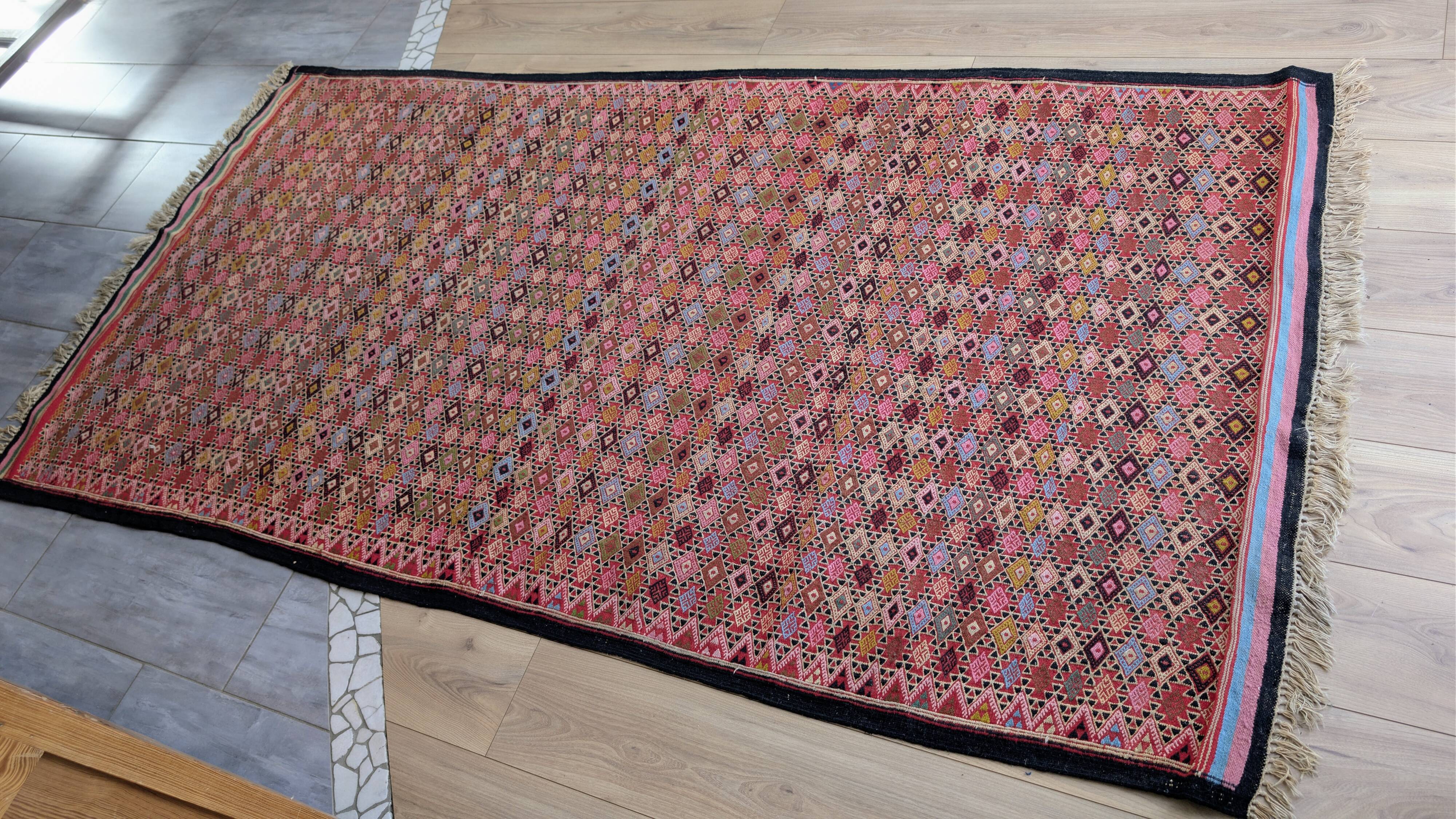 Grand tapis kilim ancien aux motifs géométriques tribaux 260 x 130 cm
