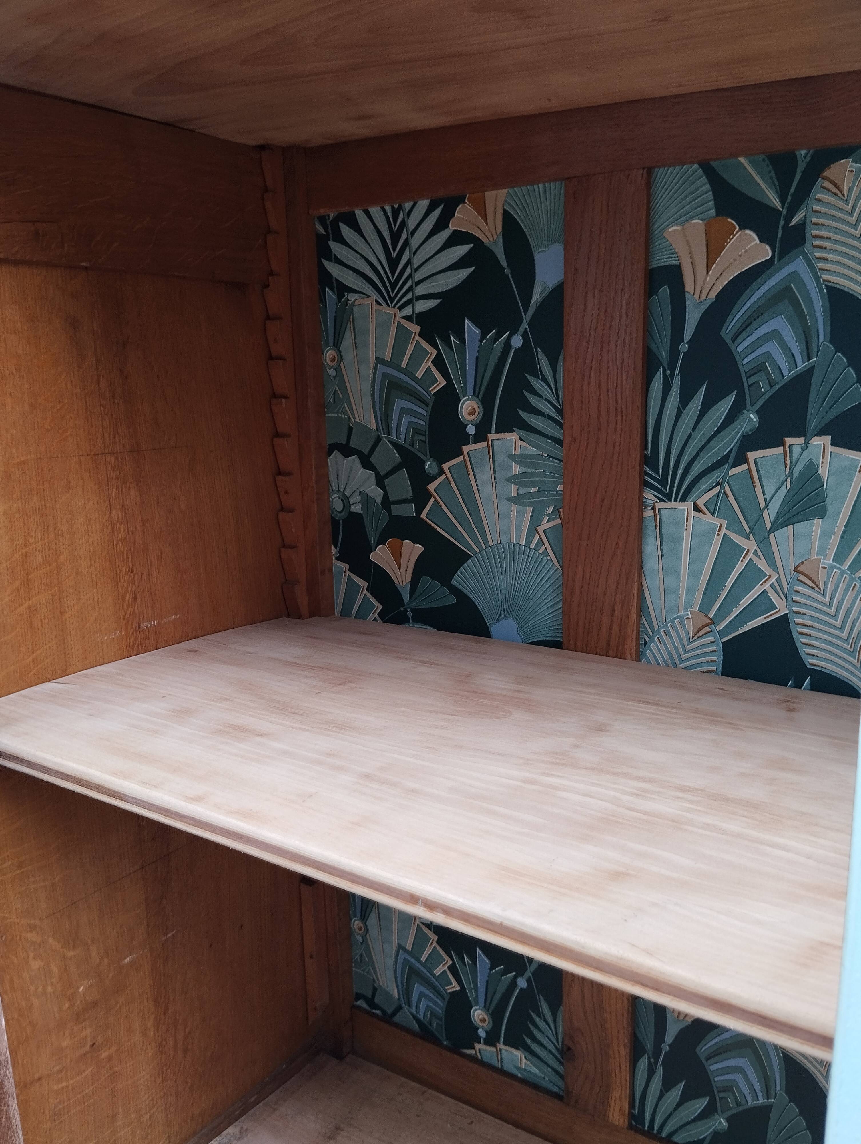 Parisian showcase cabinet year 30