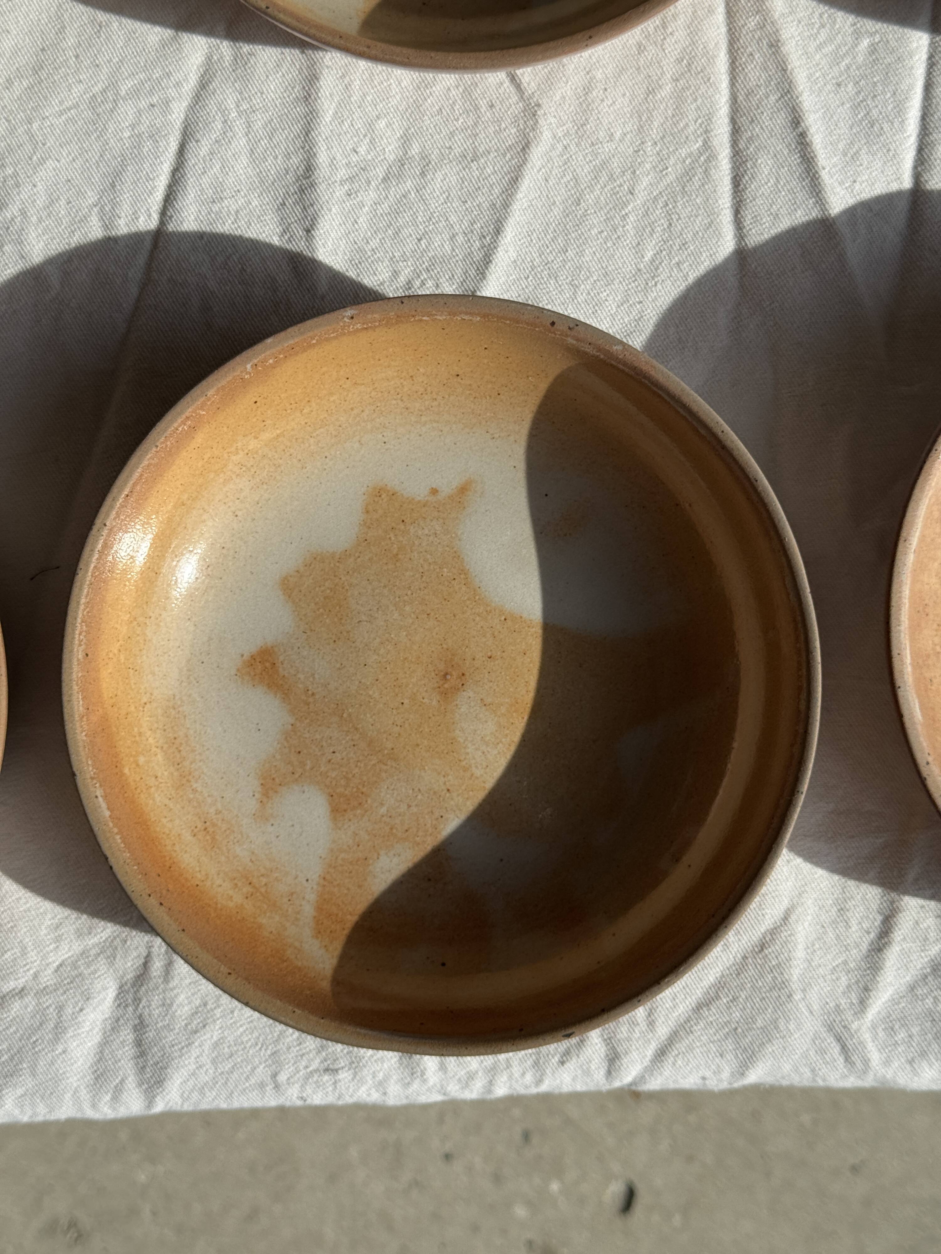 11 assiettes creuses artisanales vintage en grès mat