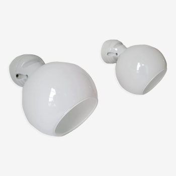Duo of art deco wall lamps in porcelain and opaline