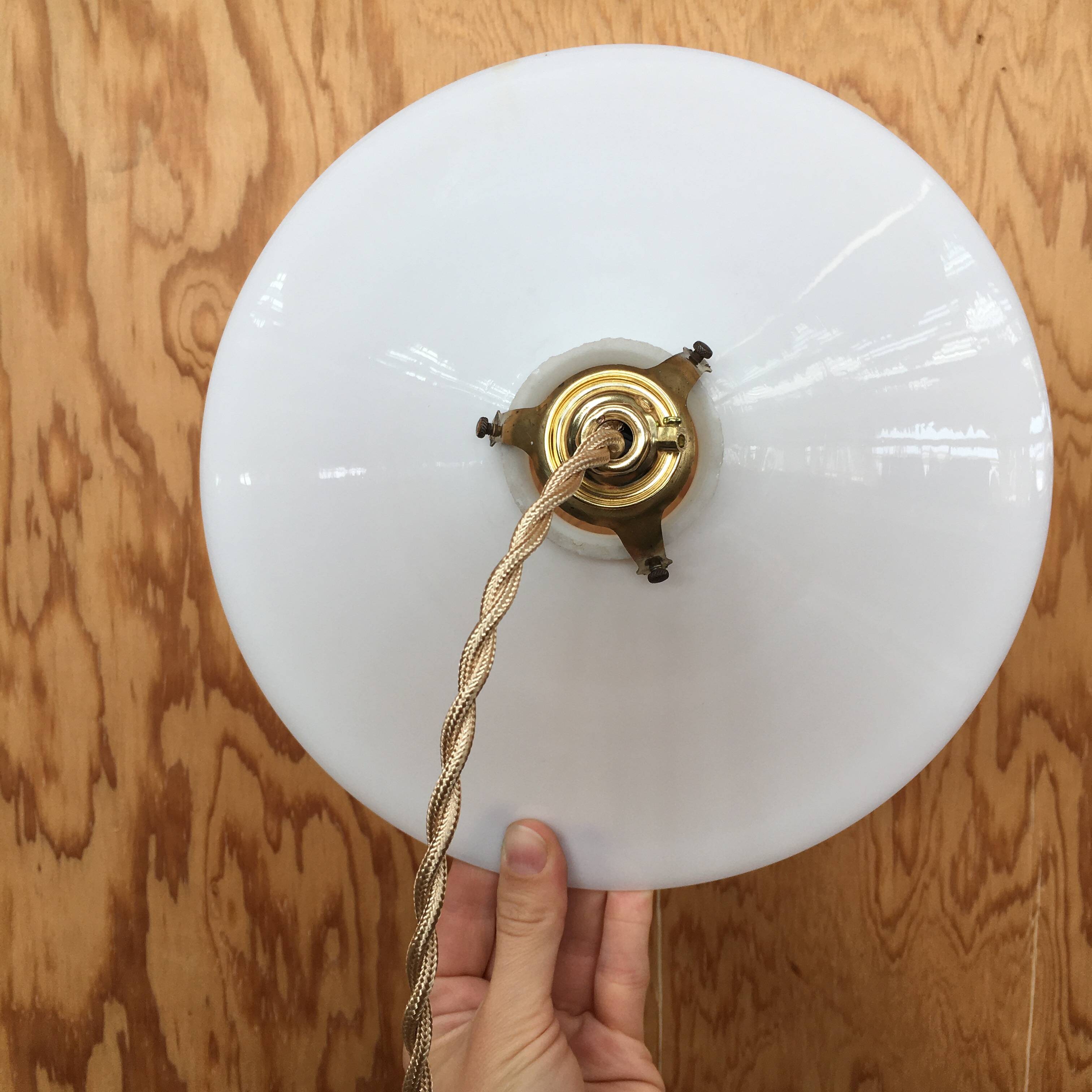 Paire de suspensions vintage en opaline blanche