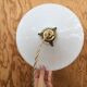 Paire de suspensions vintage en opaline blanche