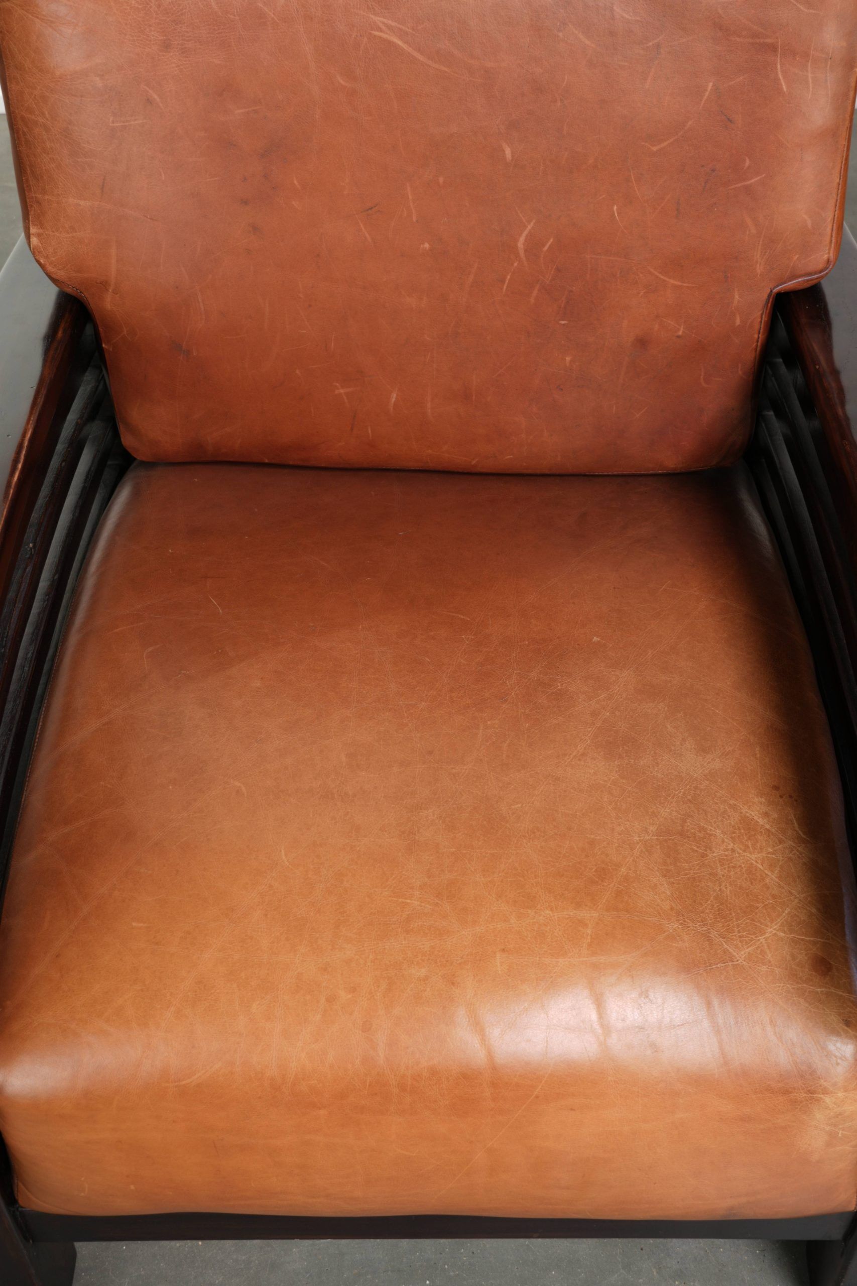 Ensemble de 2 fauteuils Art Déco en cuir de vache couleur cognac du 20e siècle.