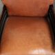 Ensemble de 2 fauteuils Art Déco en cuir de vache couleur cognac du 20e siècle.