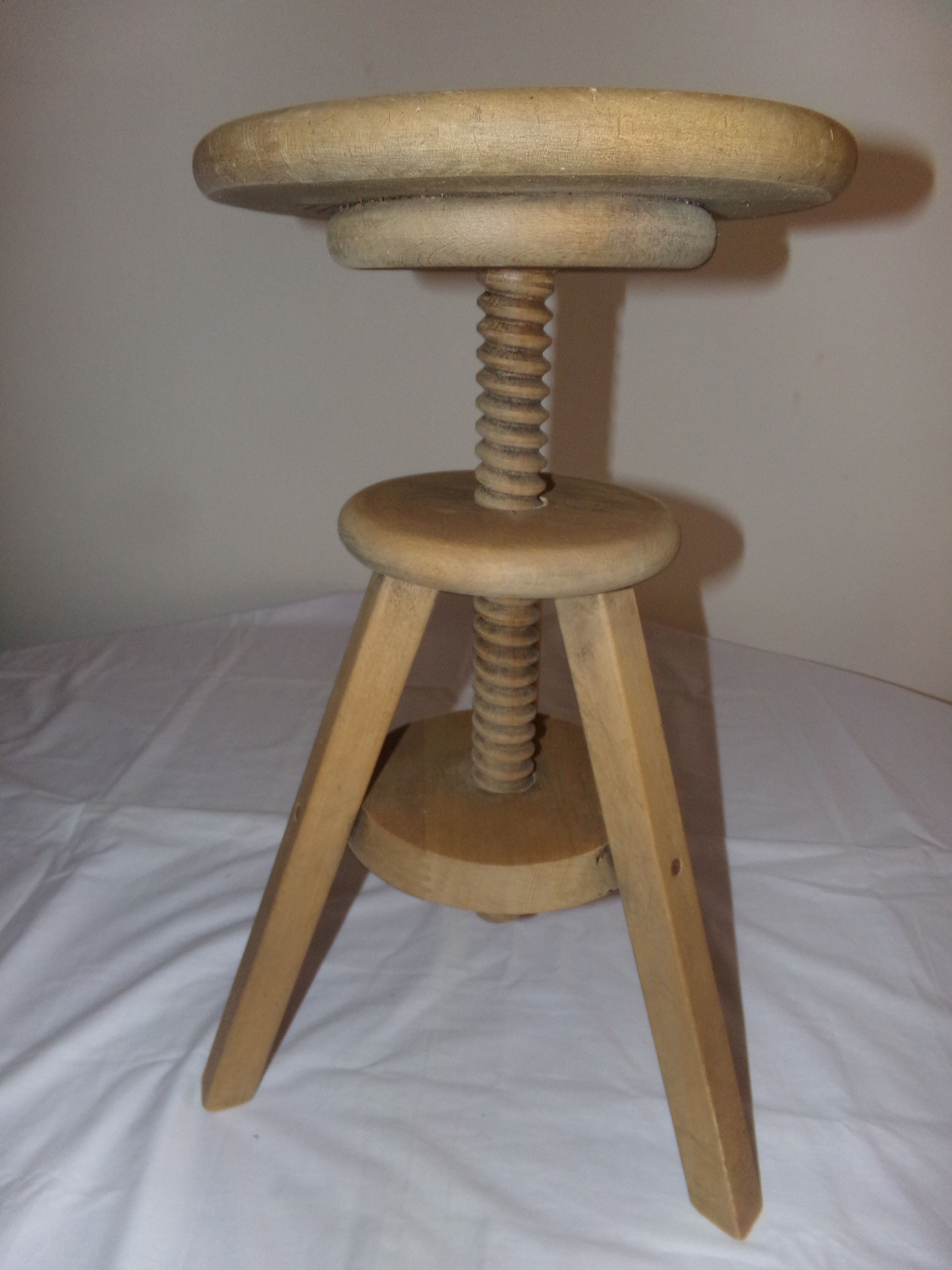 Wooden screw adjustable height stool