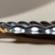 Plateau vintage en acier inoxydable - forme coquillage poli avec détails dorés - Becchetti Design Italie années 1980 - idée cadeau élégante, décoration de table