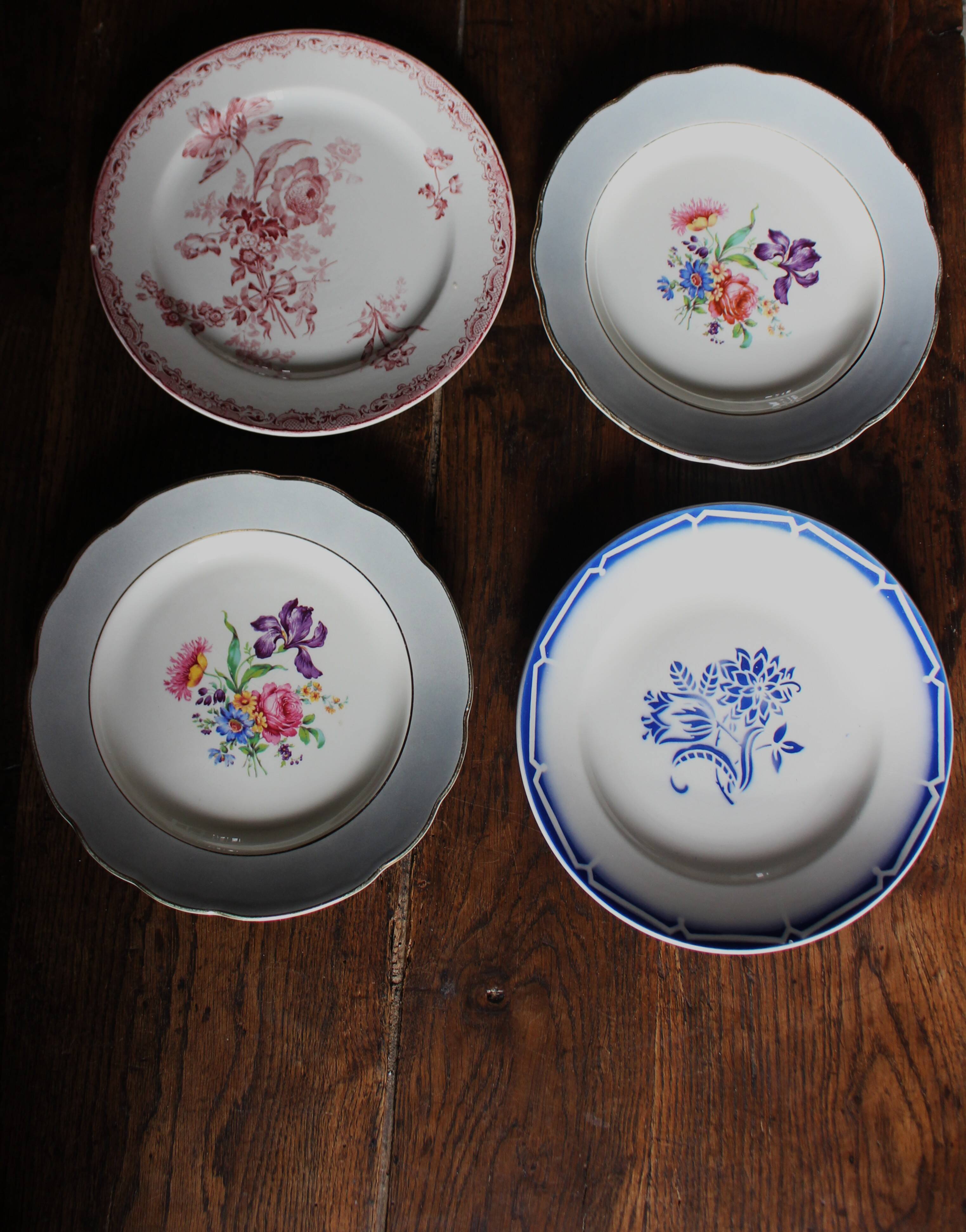 A set of 4 flat plates in pink and blue with Fontanges flowers from Sarreguemines.