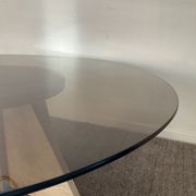 Table basse vintage en travertin et verre fumé années 70