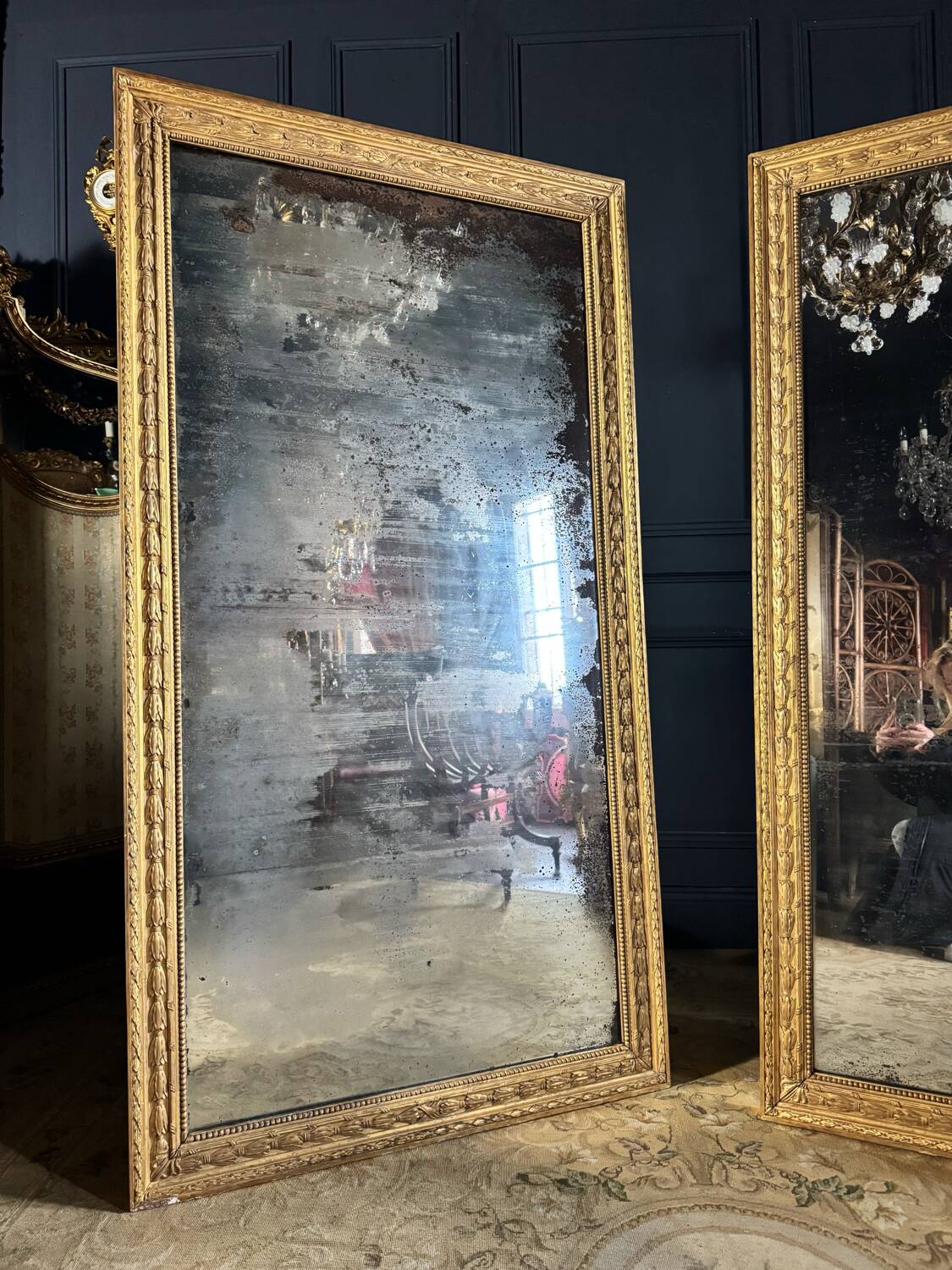 Paire De Miroirs Du Début Du XIXe En Bois Doré De Style Louis XVI