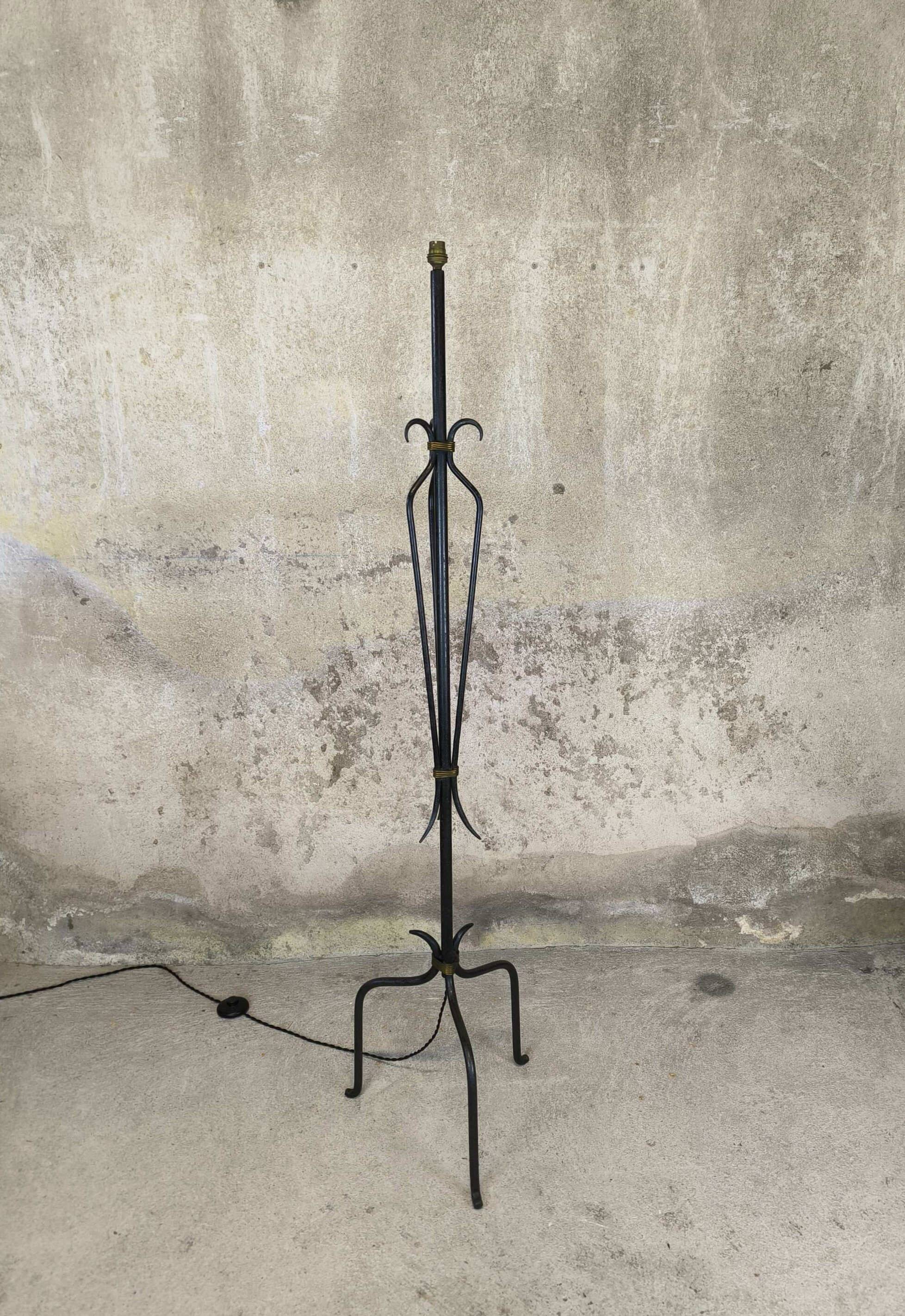 Vintage tripod floor lamp in wrought iron.