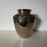vase en métal , fleurs en relief