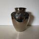 vase en métal , fleurs en relief