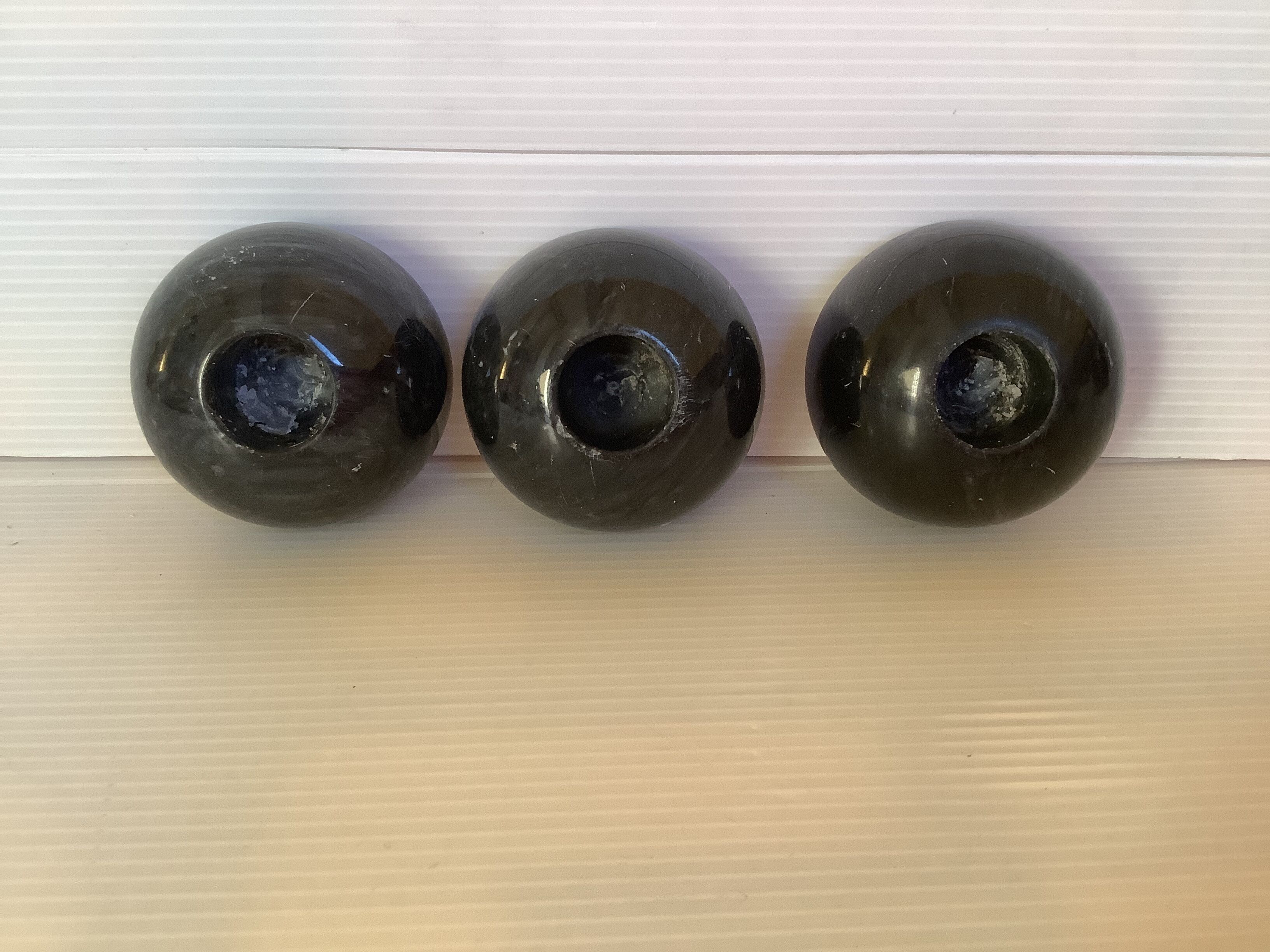 Trio de bougeoirs en marbre noir