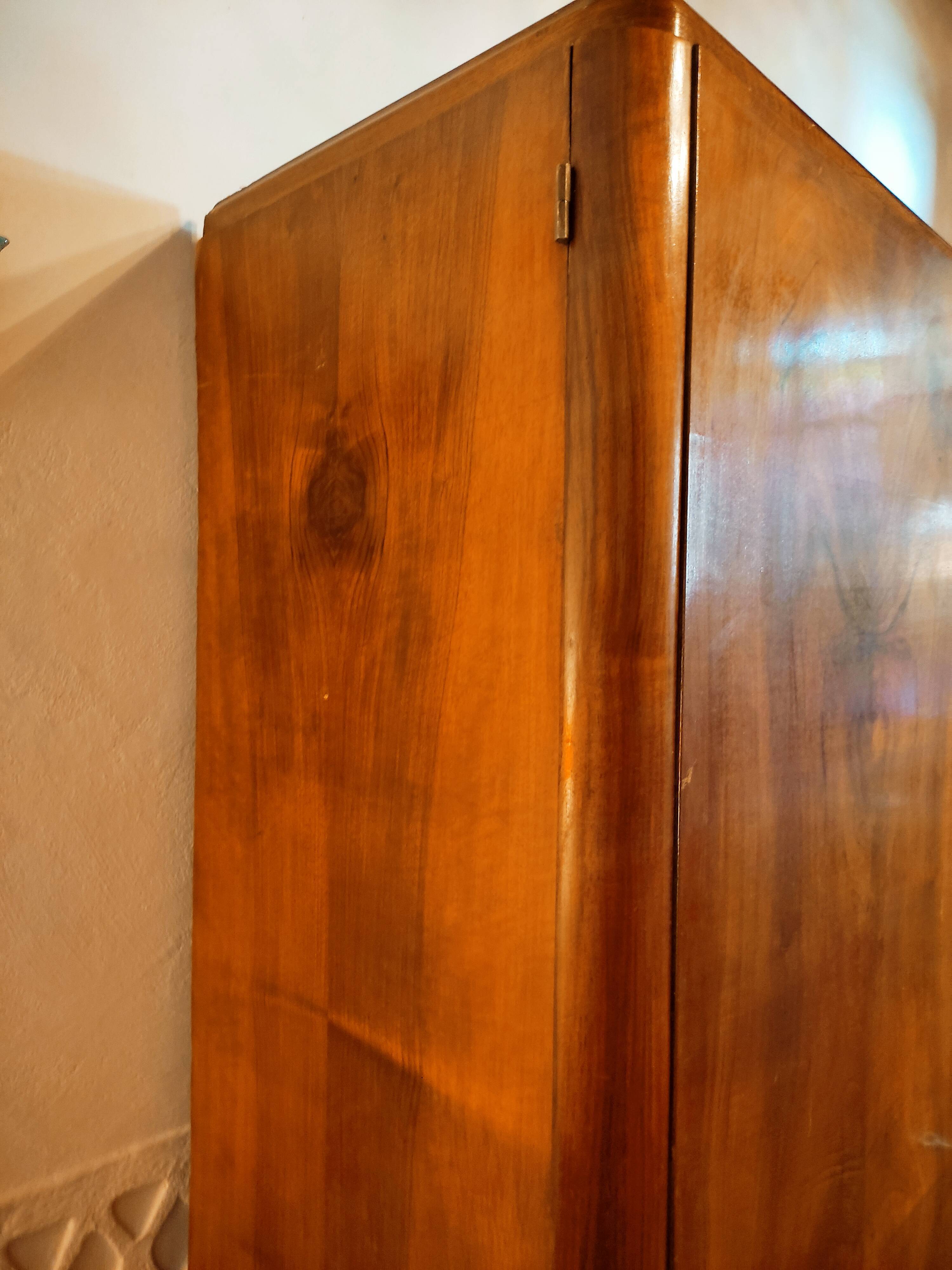 Armoire asymétrique art deco