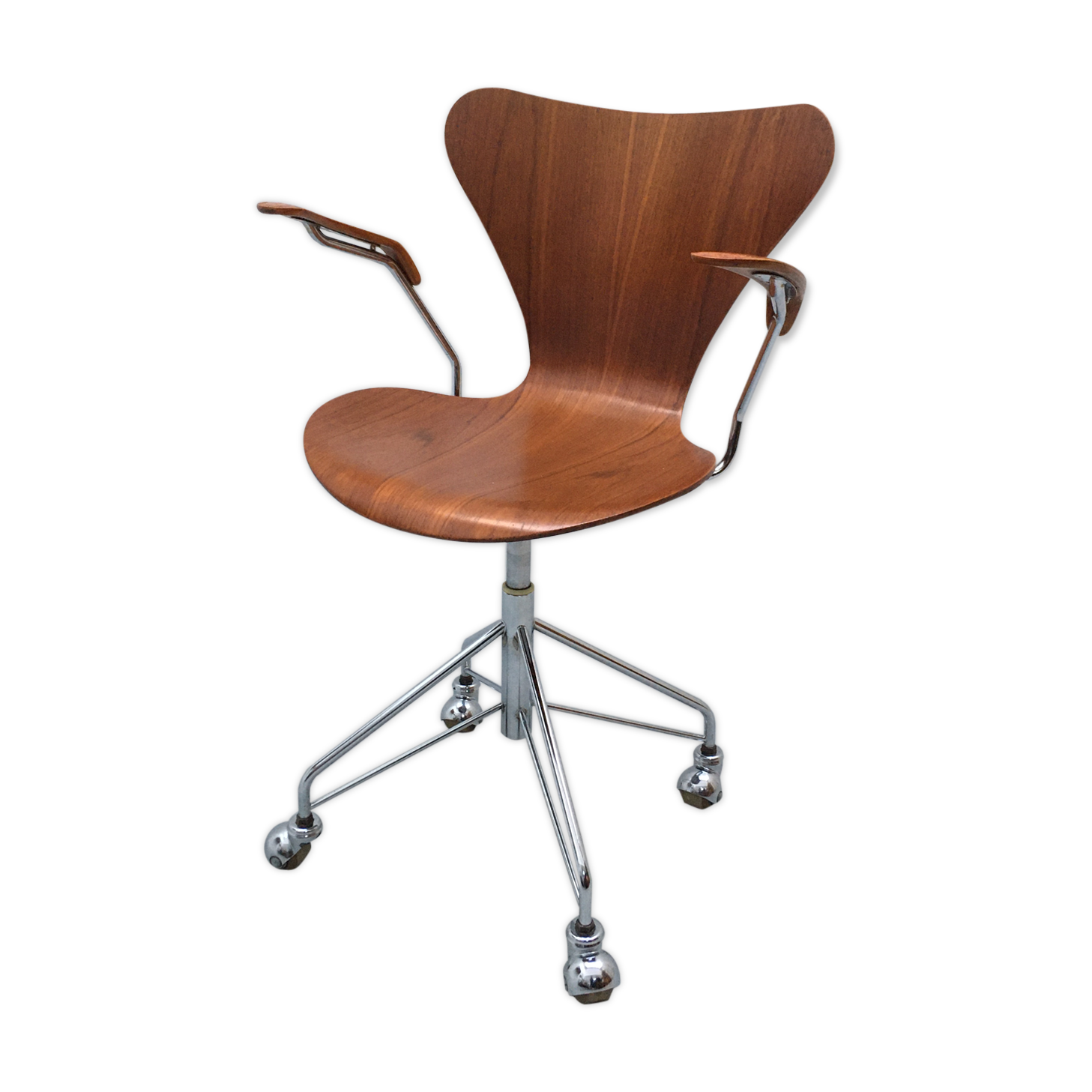 Arne Jacobsen Series 7 model 3217
