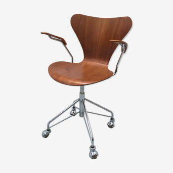 Arne Jacobsen Series 7 model 3217