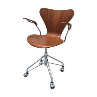 Arne Jacobsen Series 7 model 3217