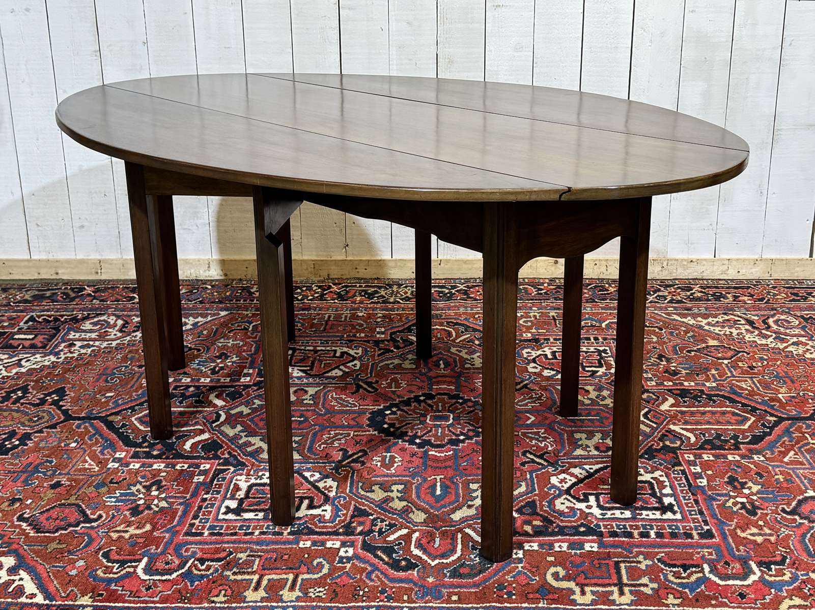 Drop-leaf English table in mahogany called Gateleg.