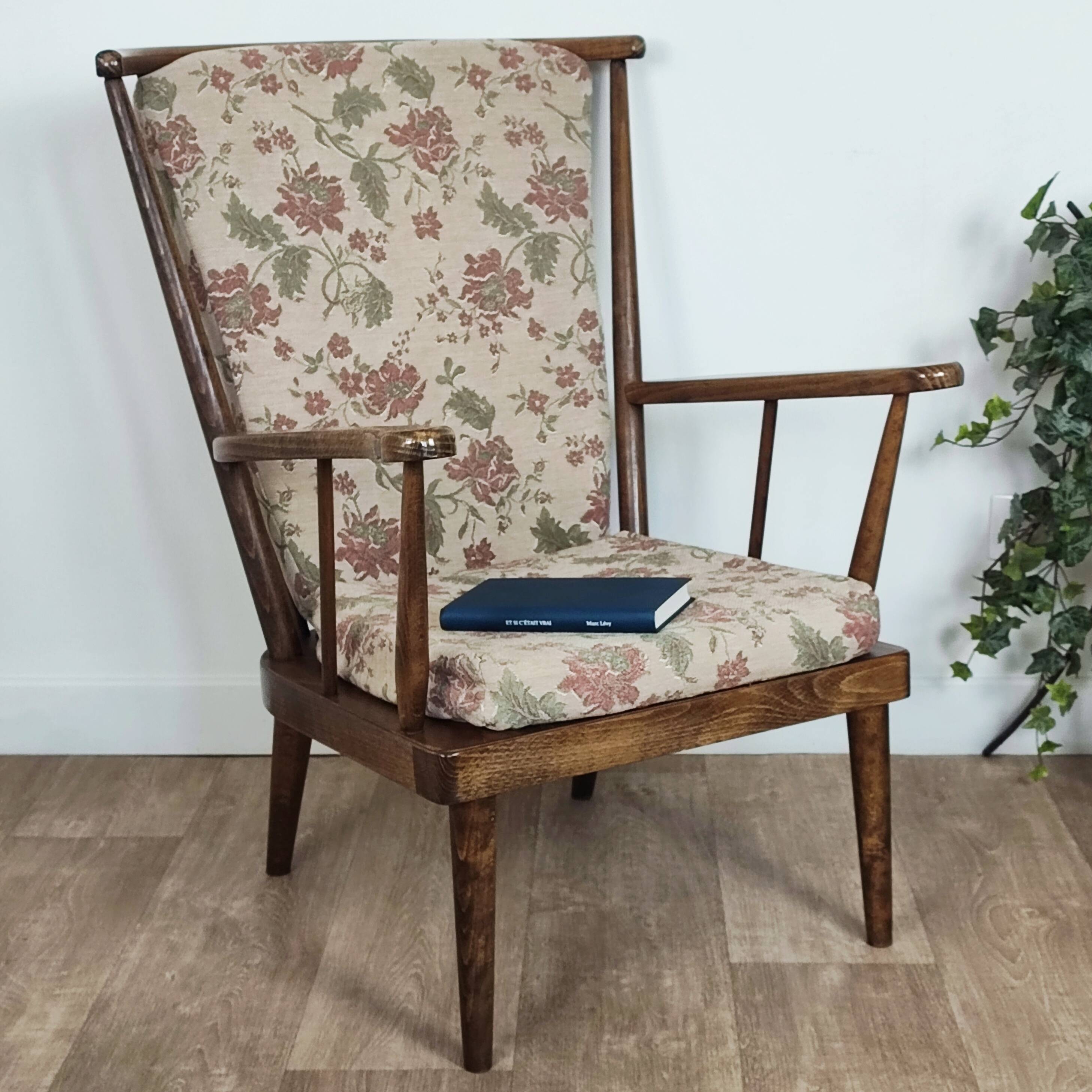 Baumann 60' fan armchair