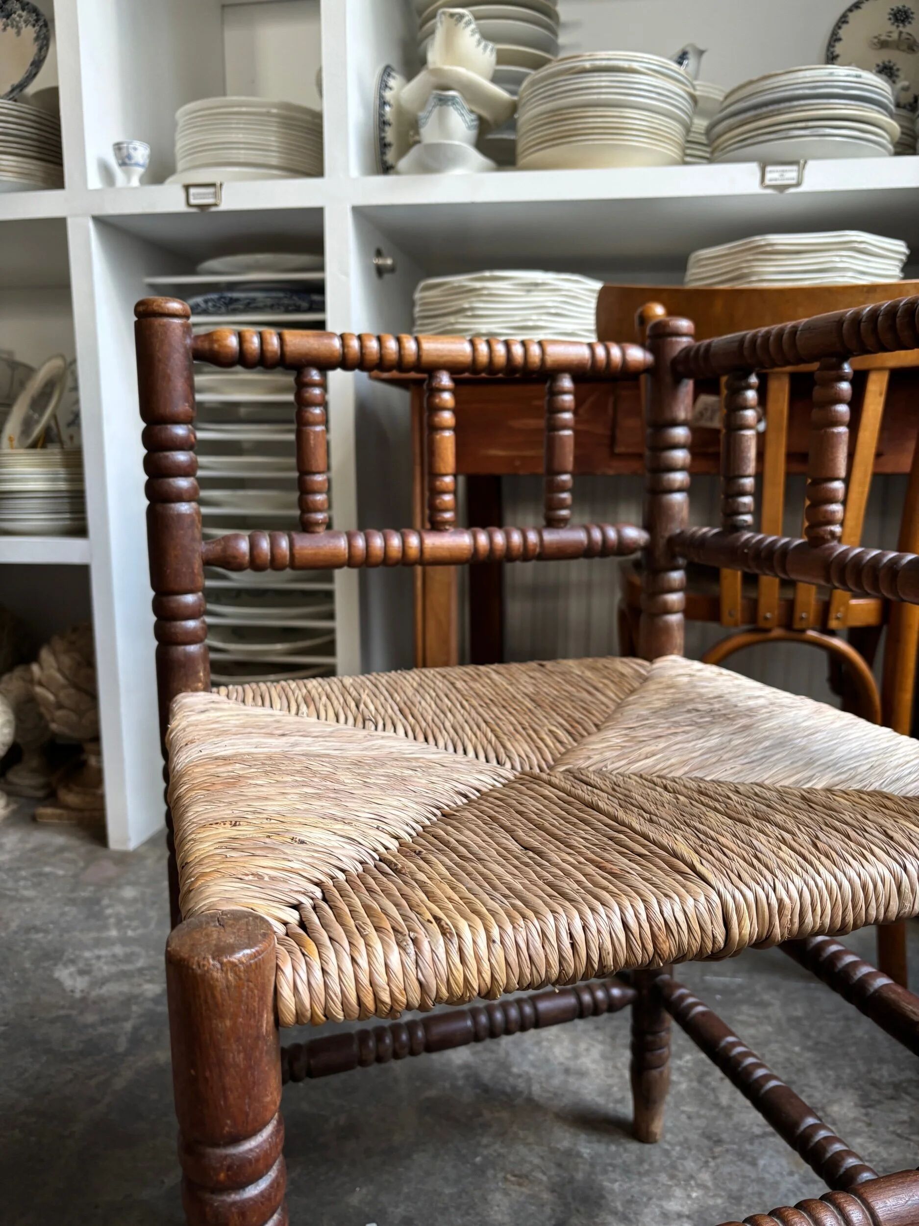 Corner chair in turned wood and straw