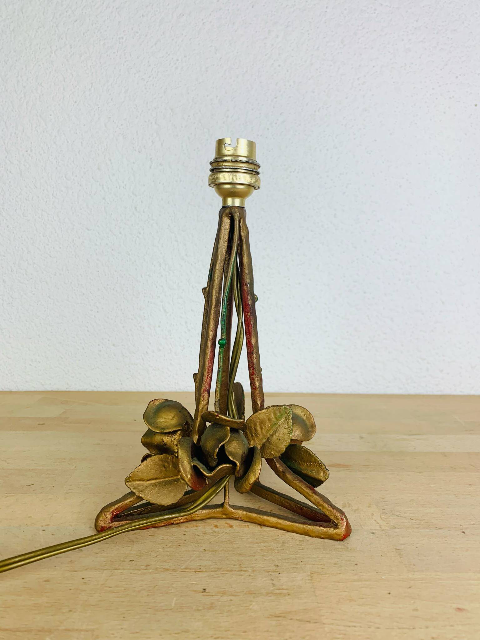 Art Deco lamp in gilded wrought iron with roses