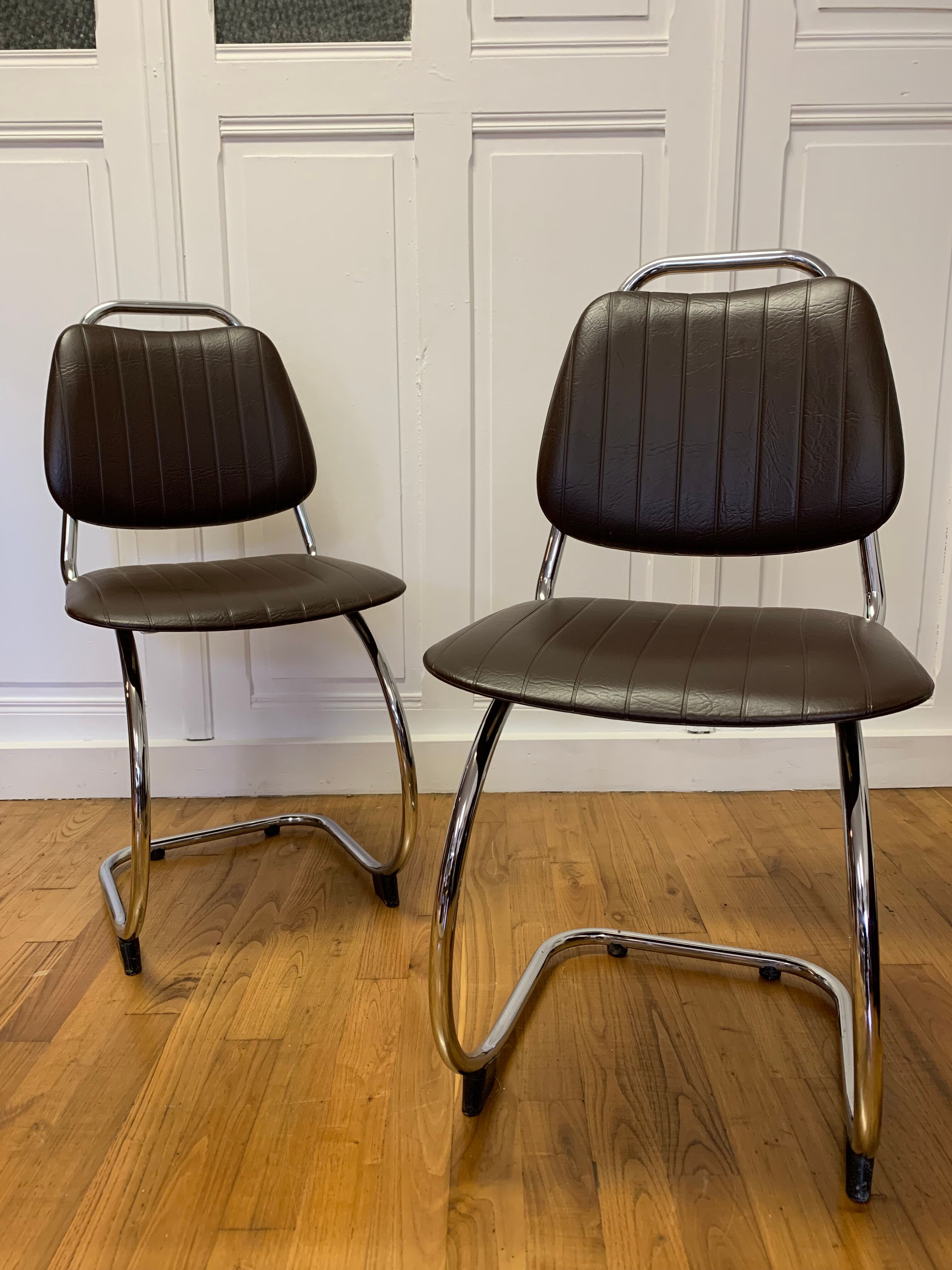 Pair of cantilever chairs 70s