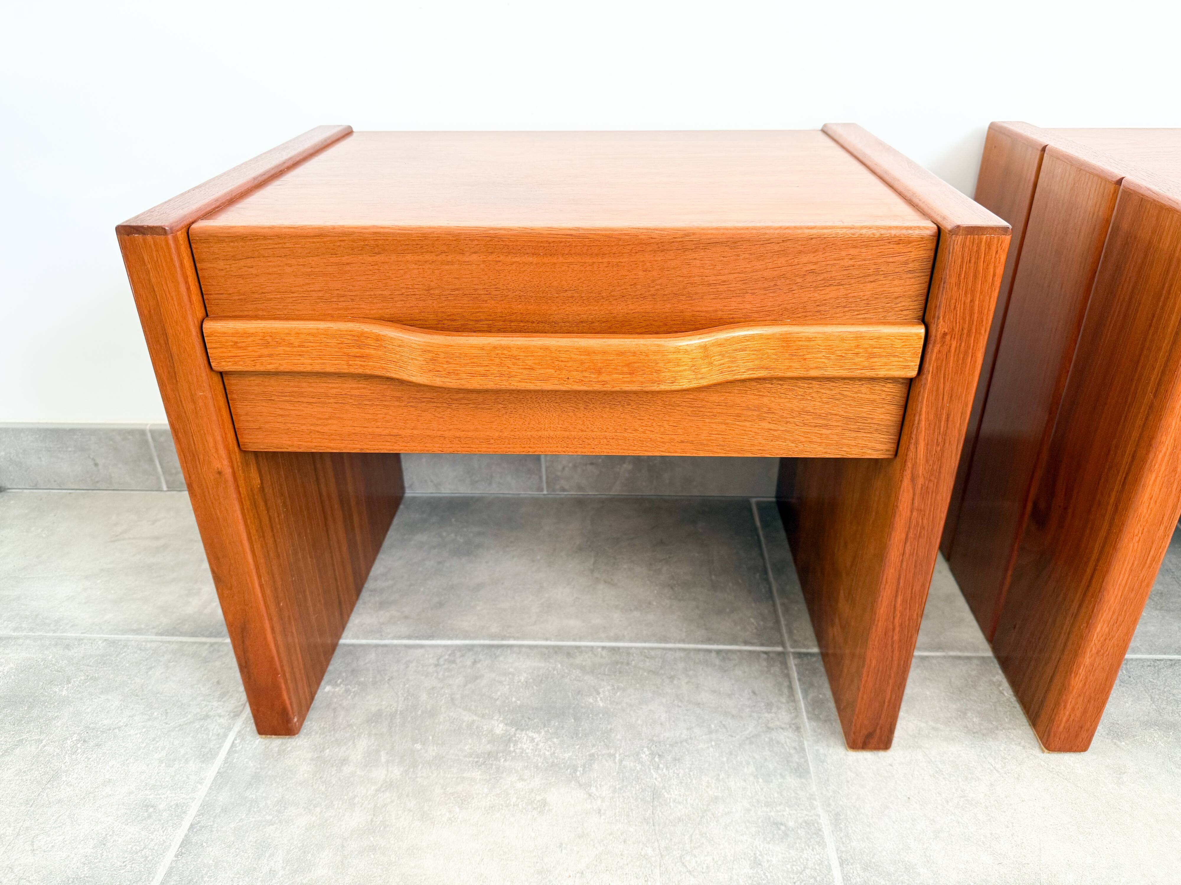 Pair of elm bedside tables dlg Maison Regain, circa 1980'