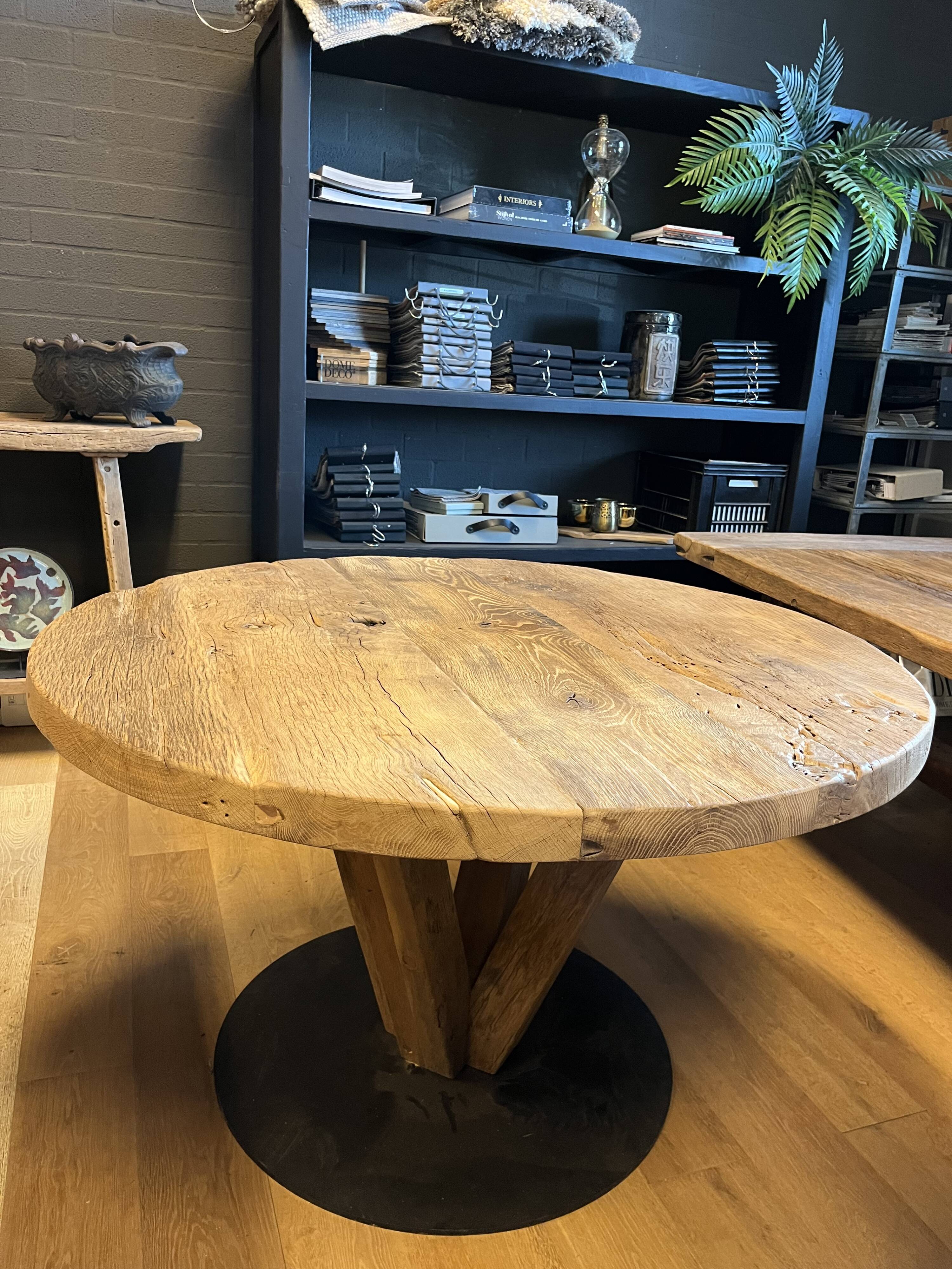 Round table in solid antique oak with a thick top