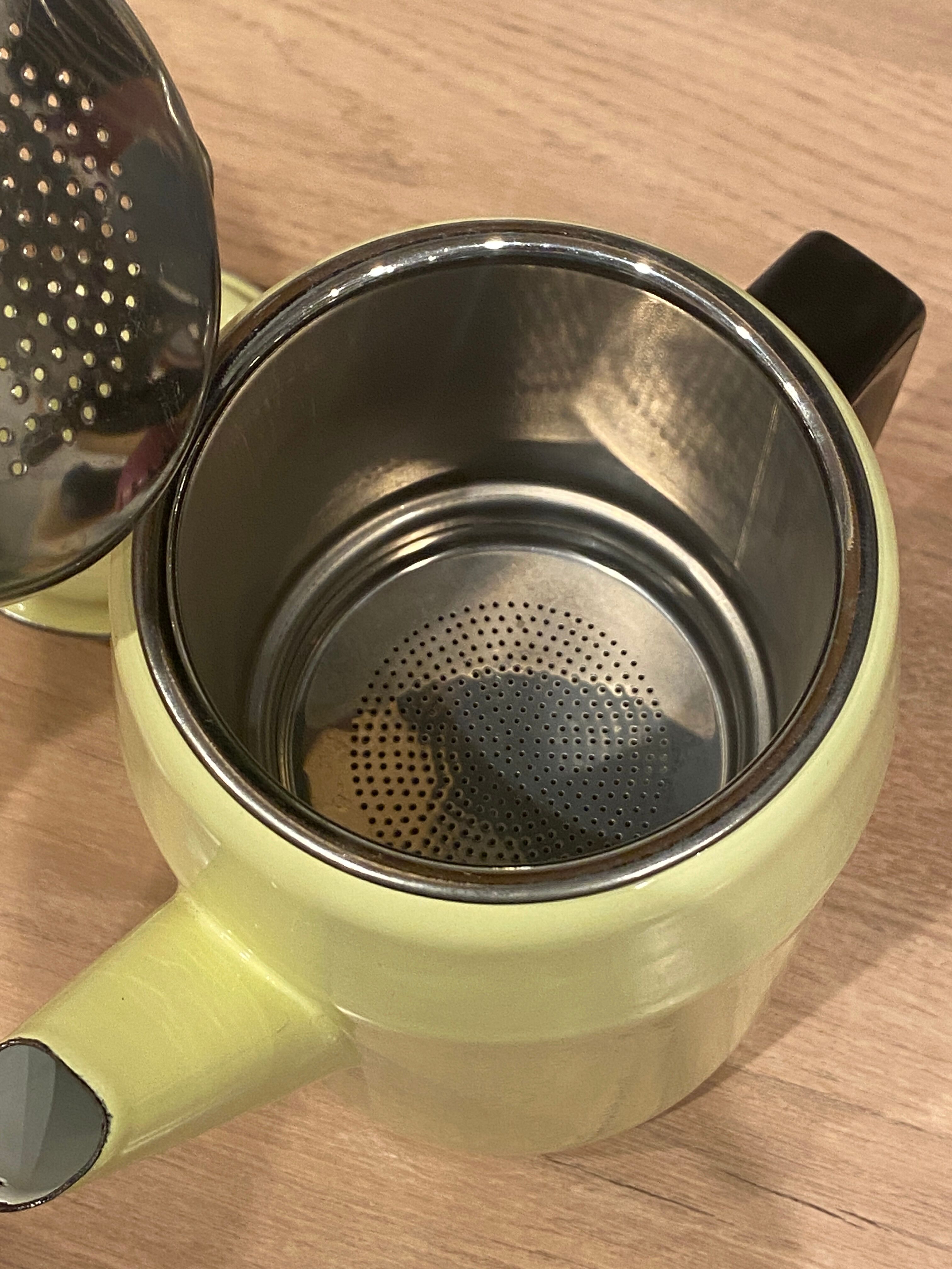 Cafetière en tôle émaillée jaune
