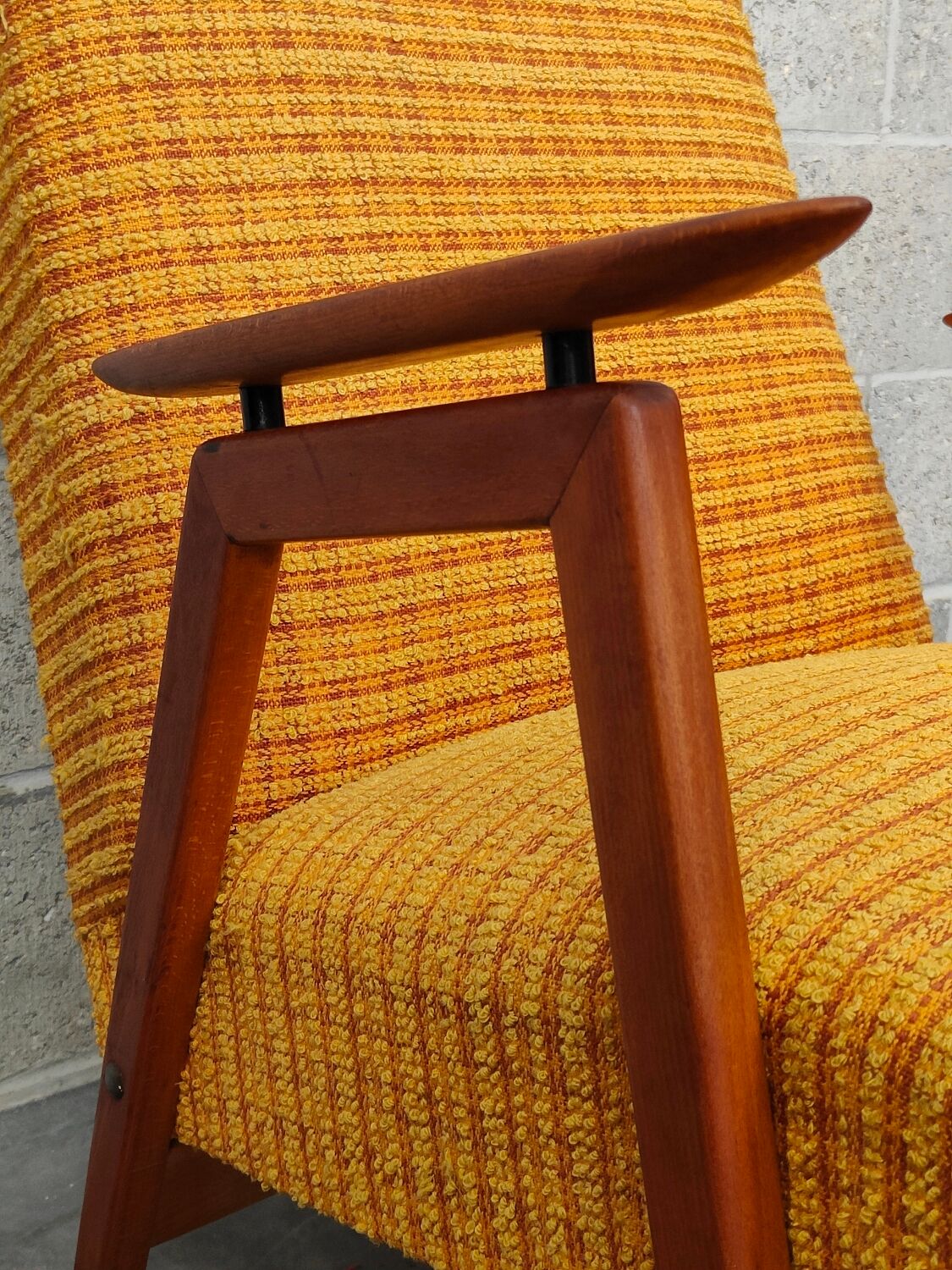 Fauteuil tchèque 1960 tissu jaune géométrique