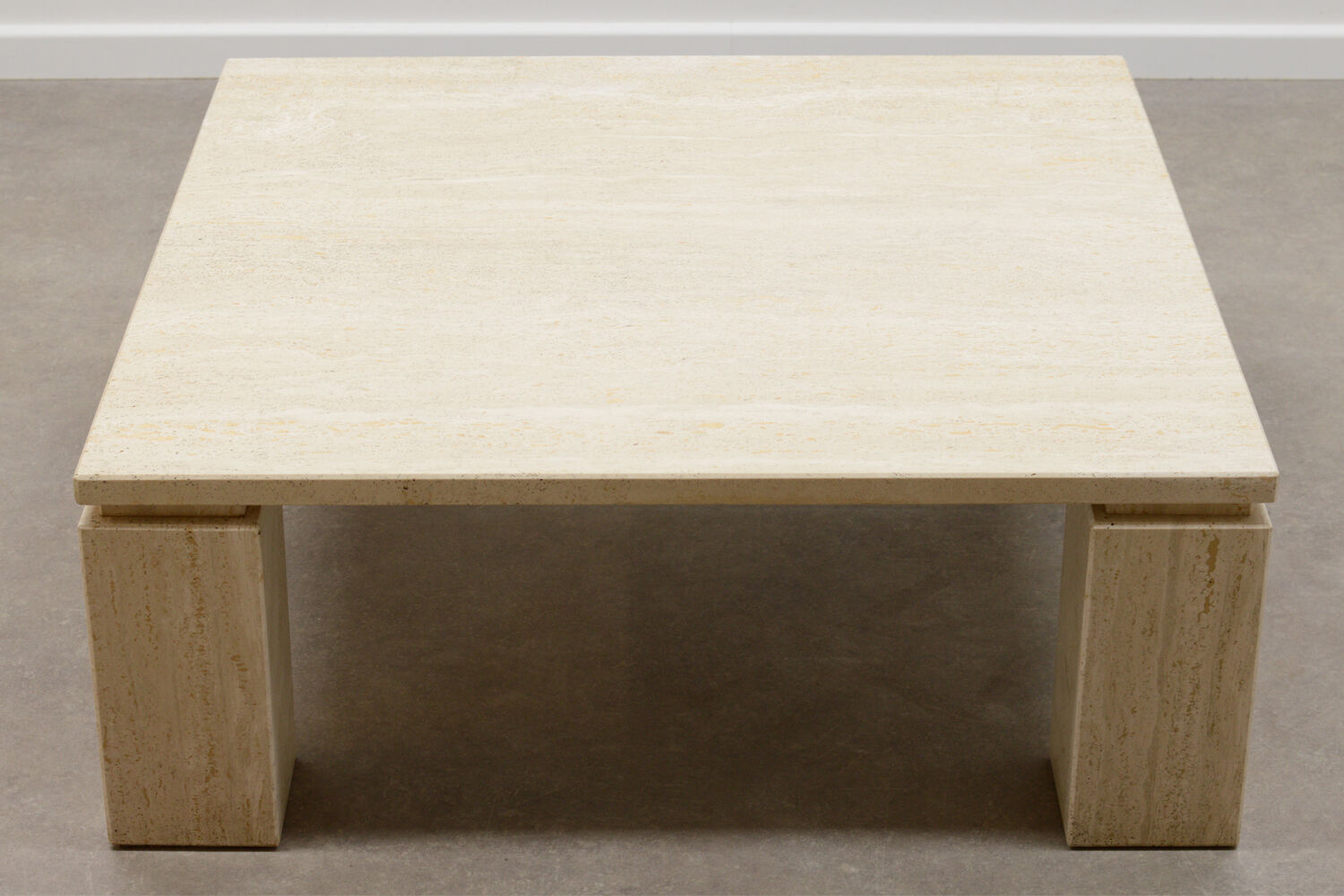 Table basse italienne en travertin des années 70.