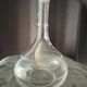 Service of an engraved art deco liqueur - captain's decanter and 9 matching glasses.