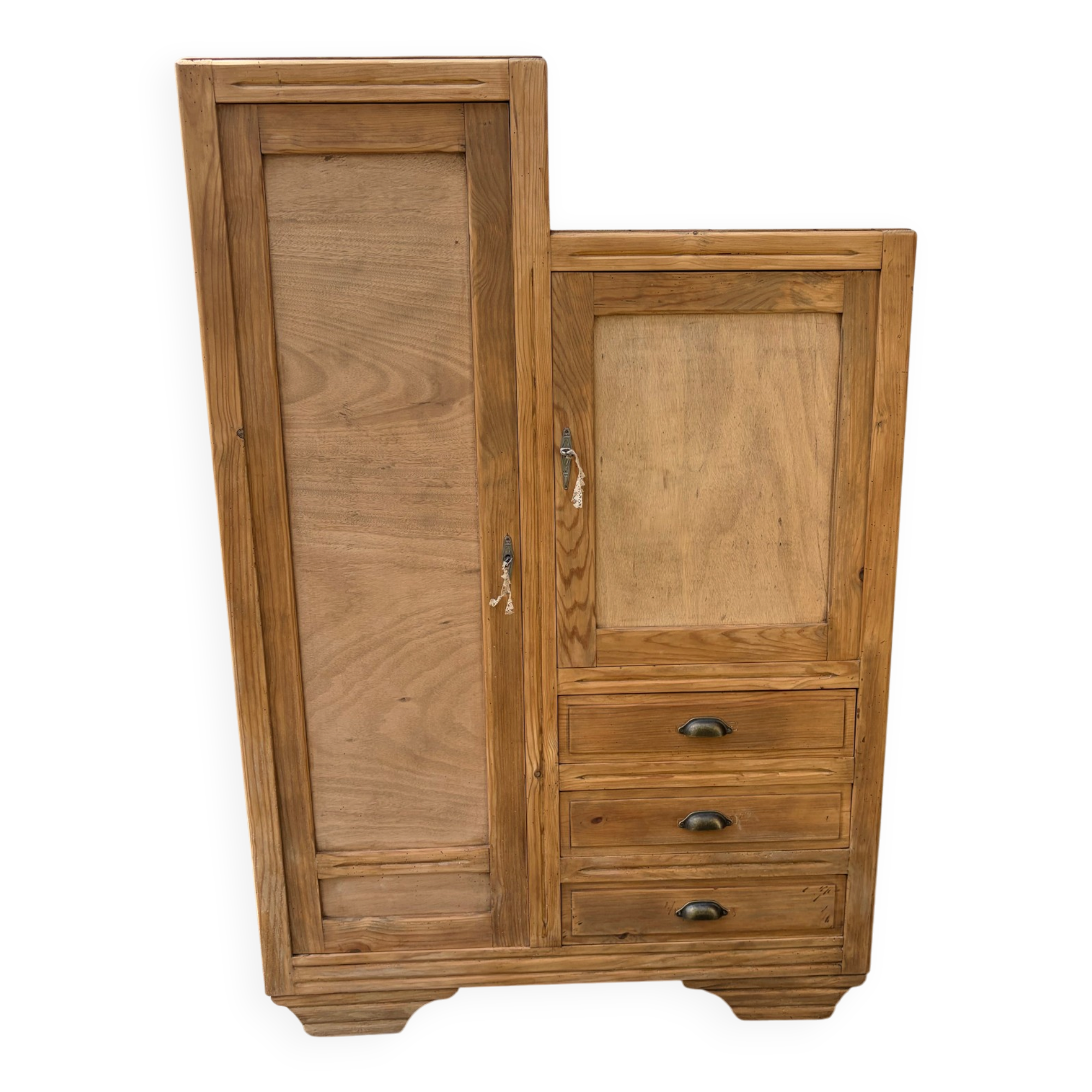 Asymmetrical wardrobe in raw wood