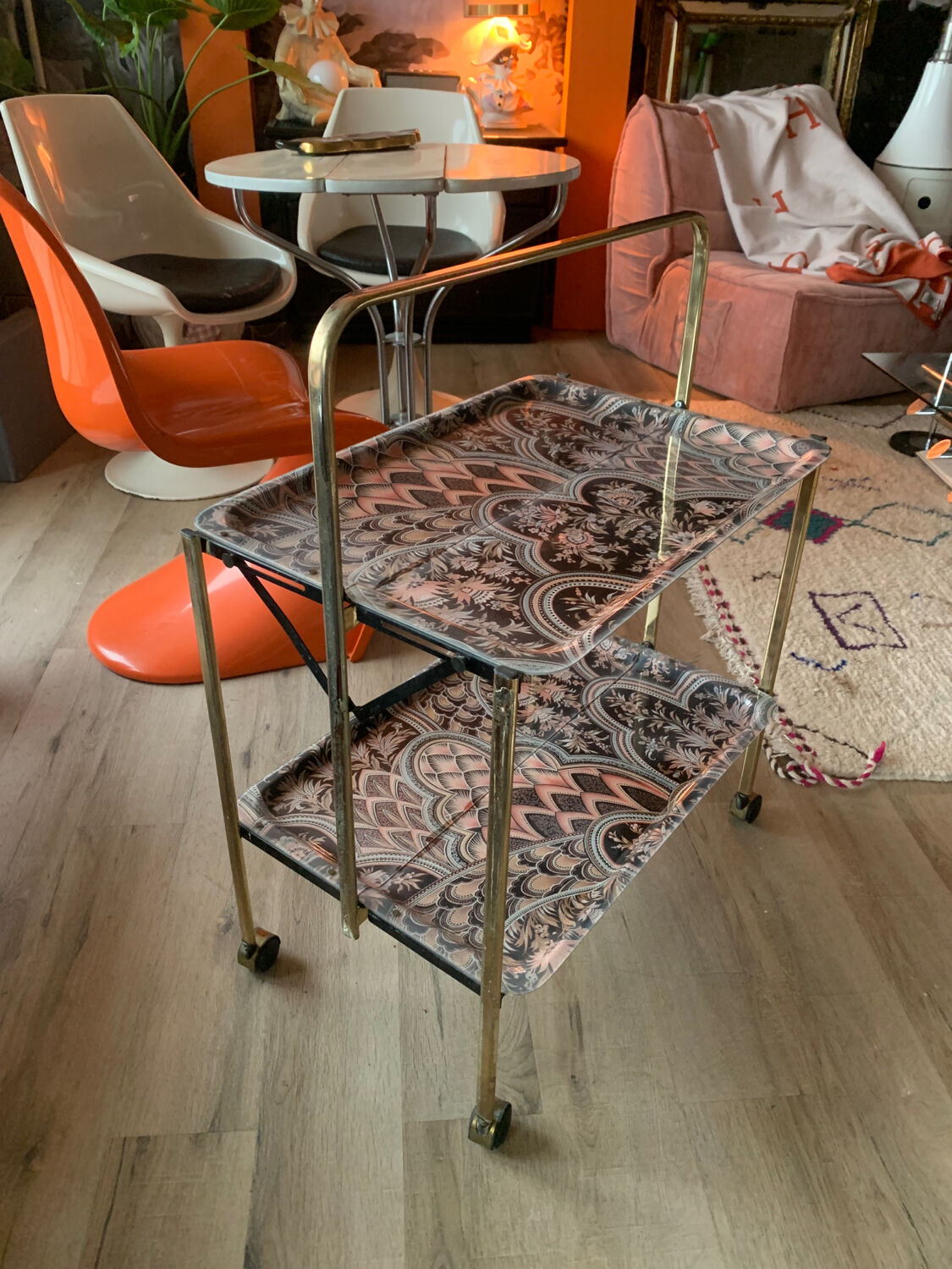 Folding service with wheels