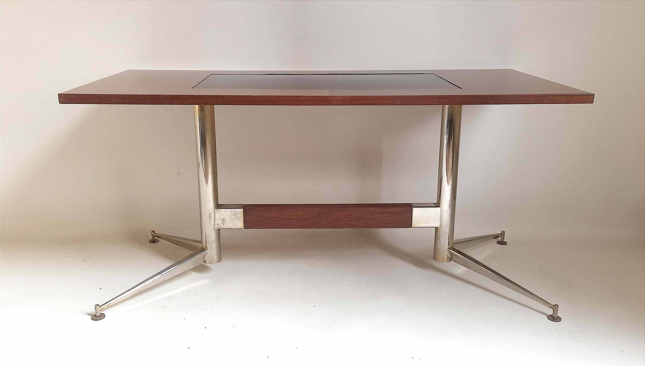Vintage coffee table from the 1950s in mahogany and metal, with a tabletop width of 110 cm.