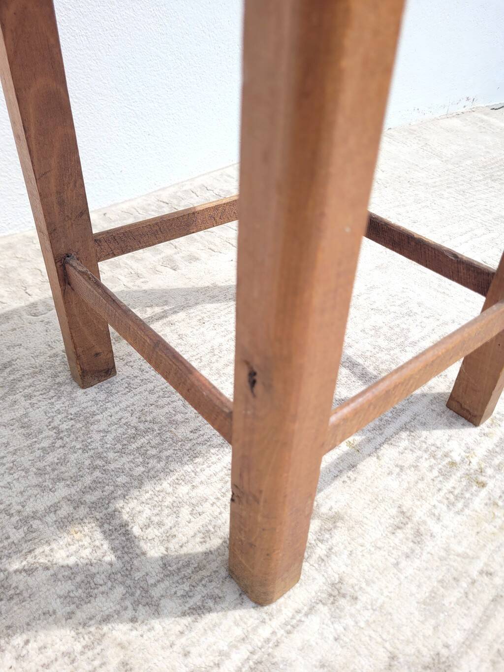 Tabouret ancien en bois foncé patiné