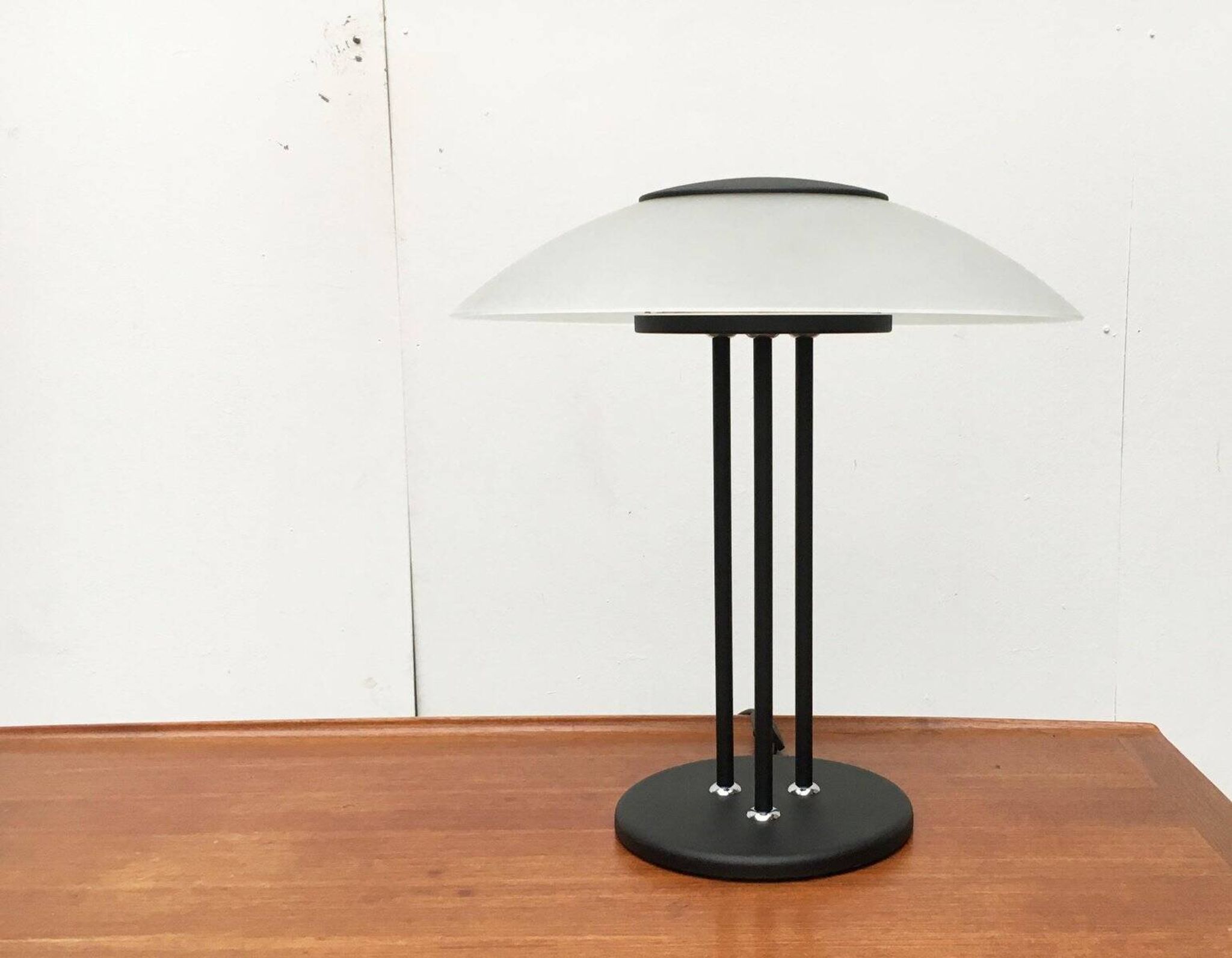 Lampe de table vintage postmoderne en verre et métal
