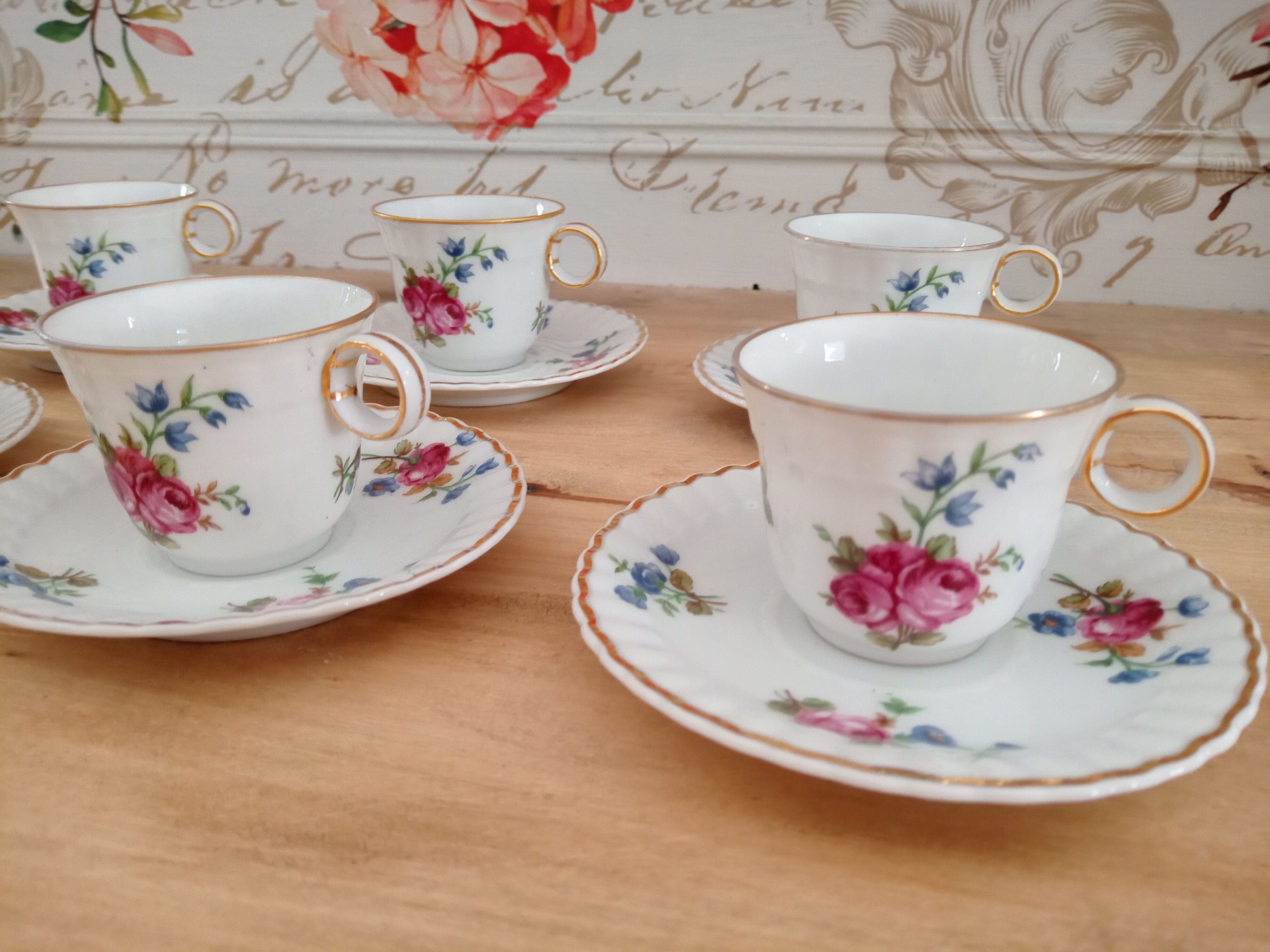 Lot de 6 tasses à café et sous-tasses décor fleuri et liseré doré, porcelaine de Limoges Bernardaud