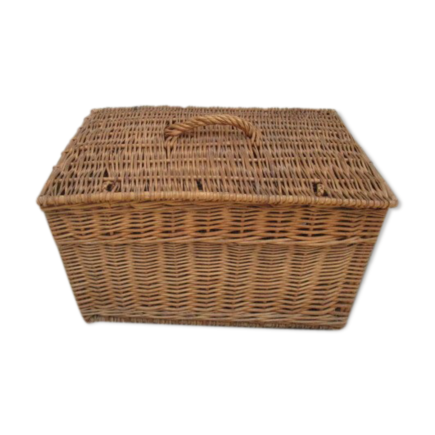 Basket with wicker lid