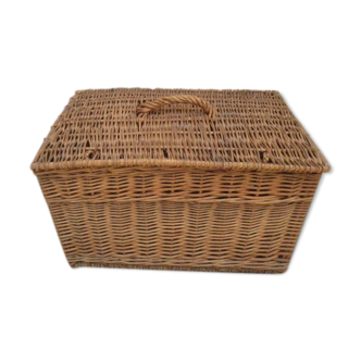 Basket with wicker lid