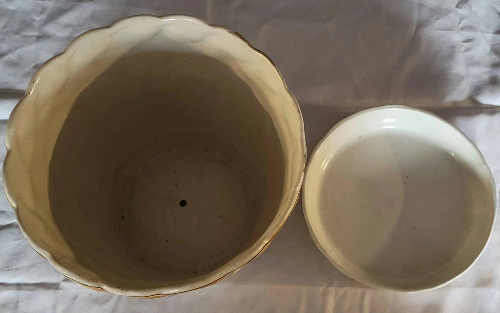 Cache-pot en faïence, décoré à la main de motifs floraux et volutes