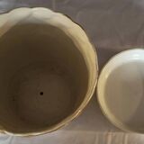 Cache-pot en faïence, décoré à la main de motifs floraux et volutes