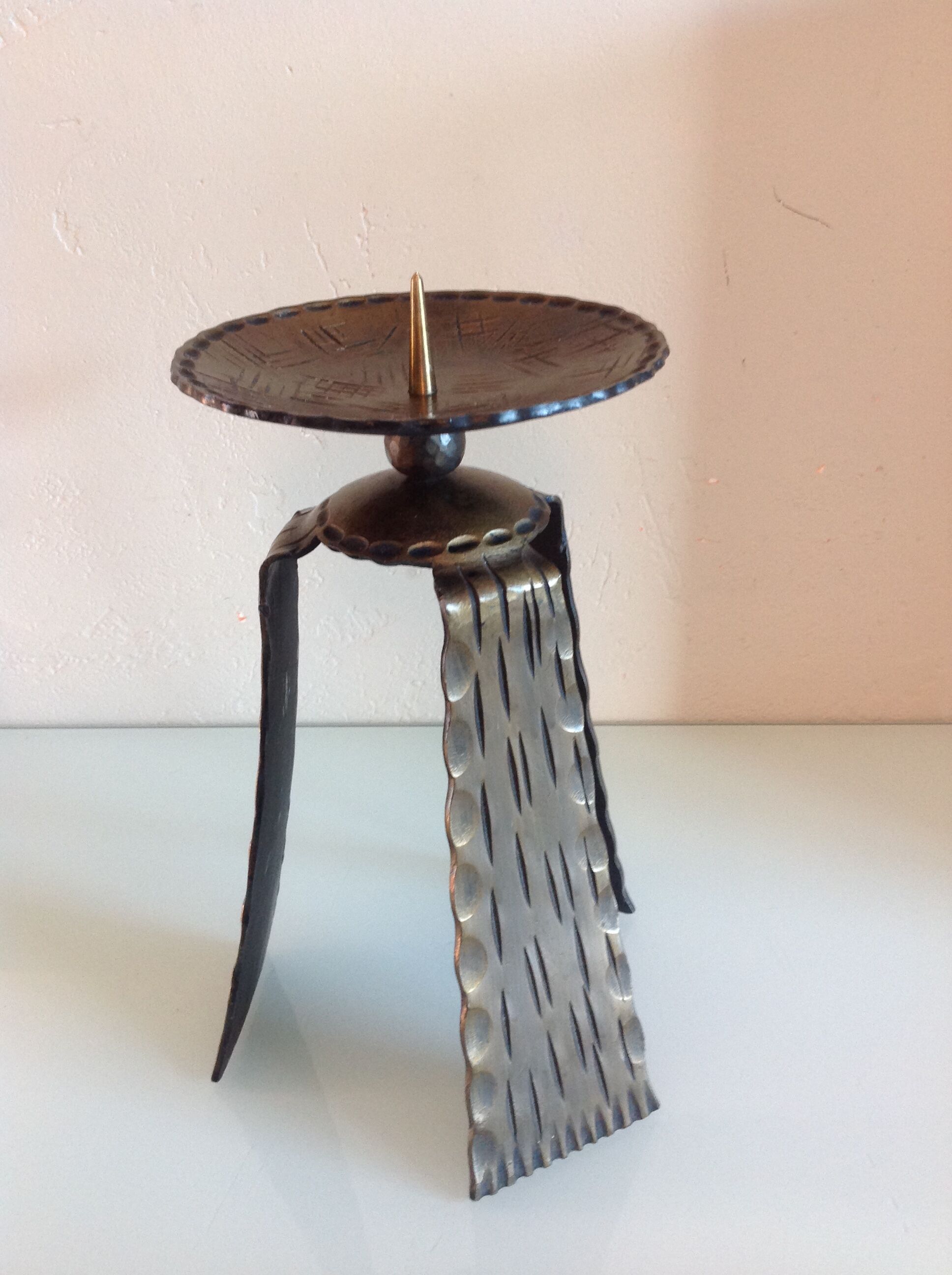 Brutalist candle holder tripod in golden metal / vintage 60s-70s