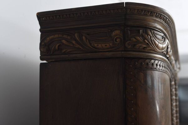 Magnifique Armoire Italienne en Noyer avec Gros Pieds de Lion, Années 1920