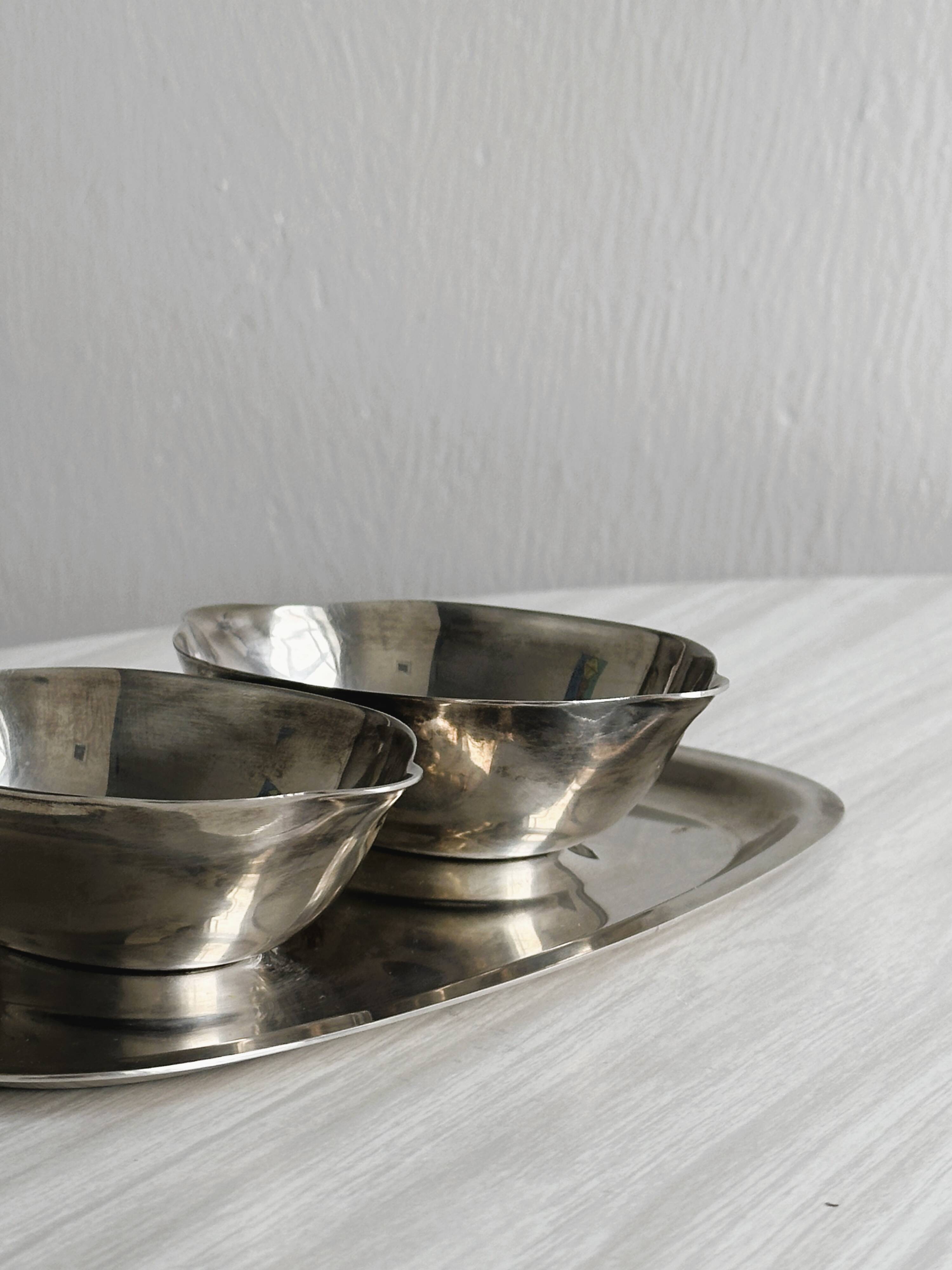 Fixed sauce boats on stainless steel tray