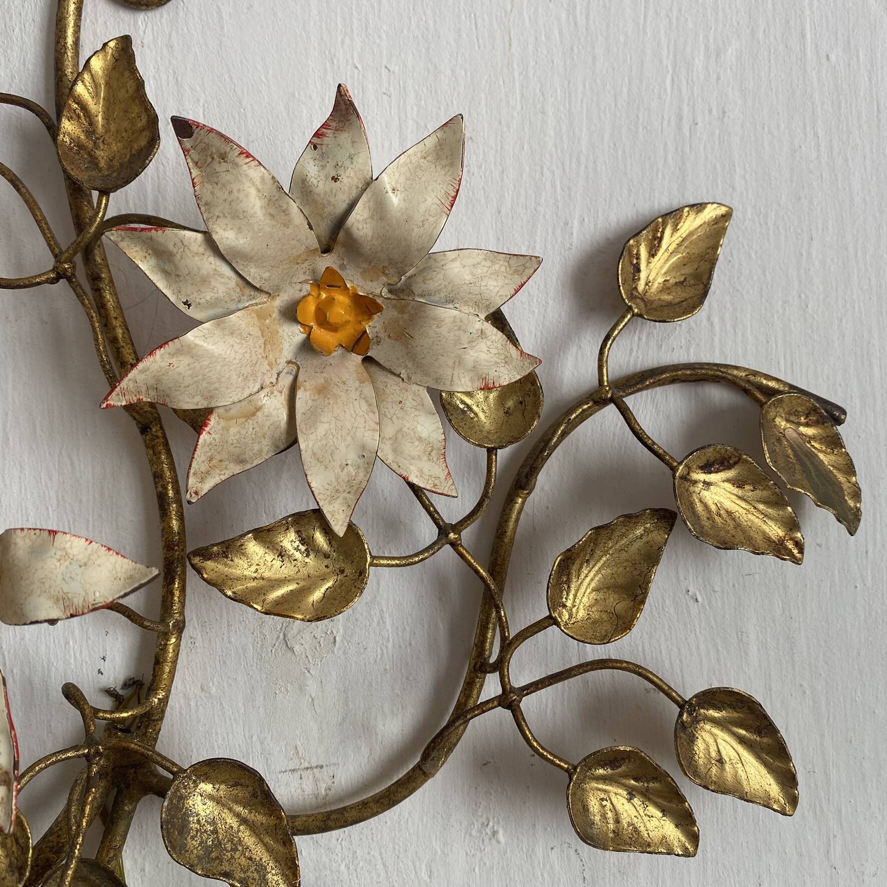 Grande applique fleurs et feuillage en métal doré années 50-60