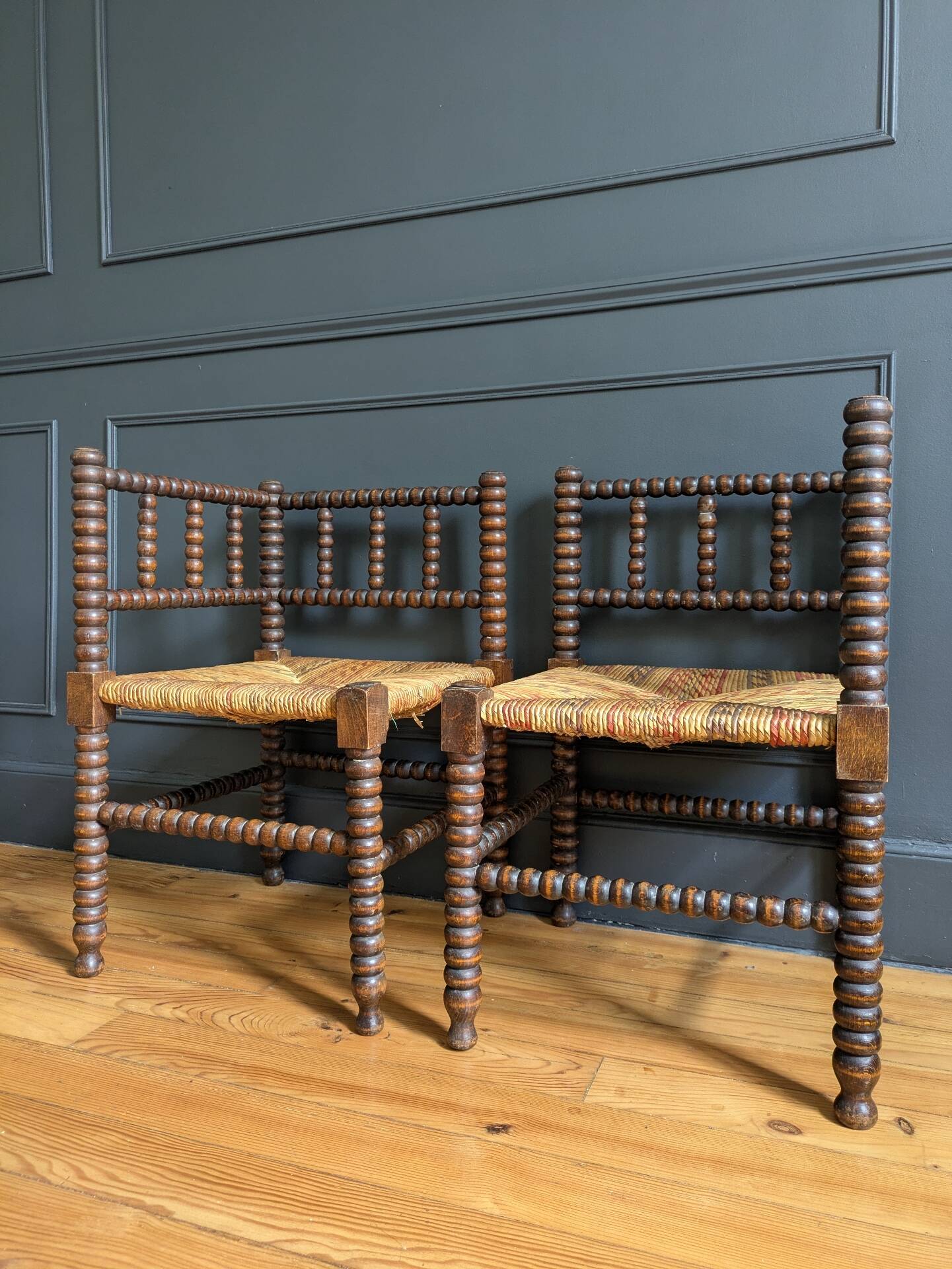 Paire de fauteuils anciens dits "Bobine"