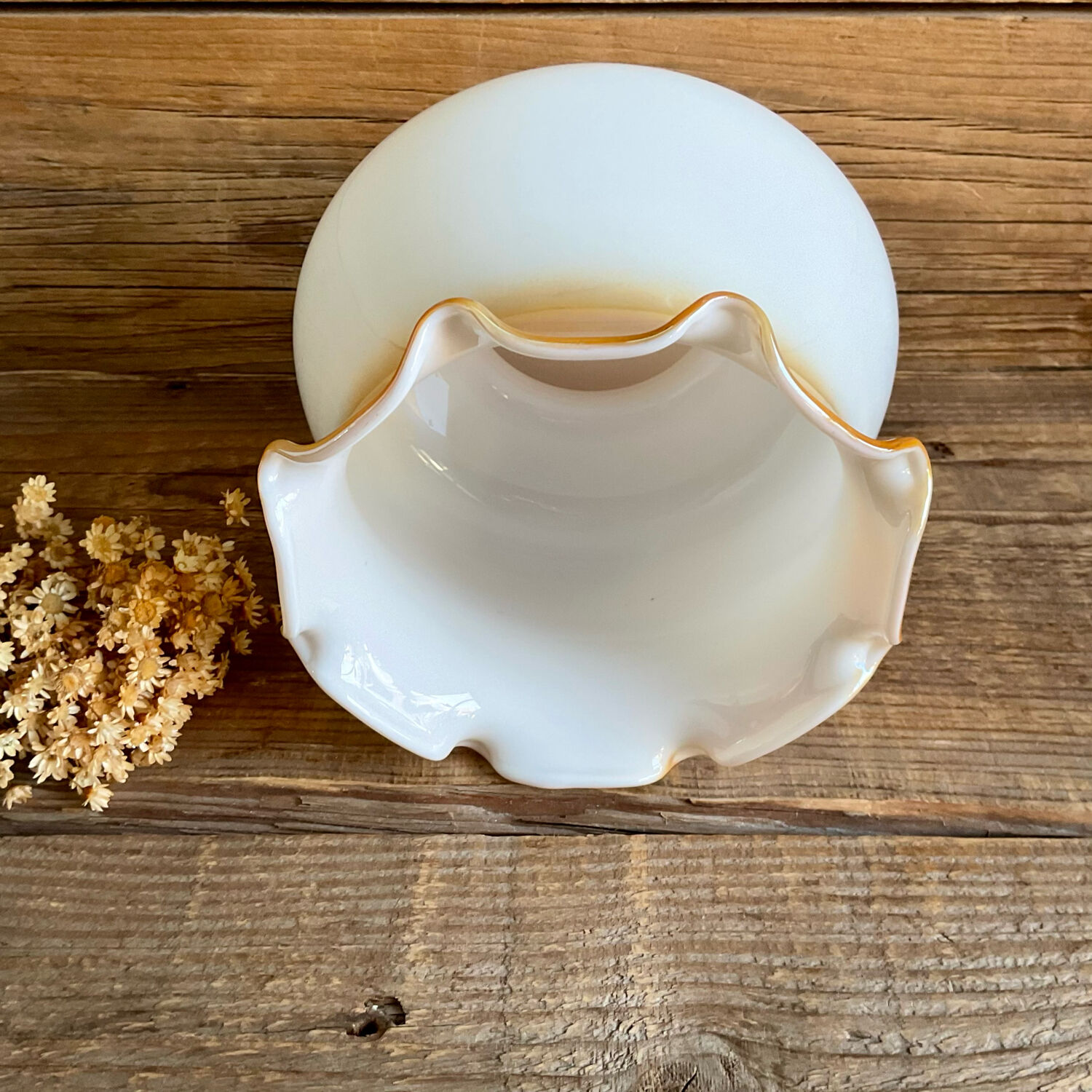 Opaline glass suspension globe